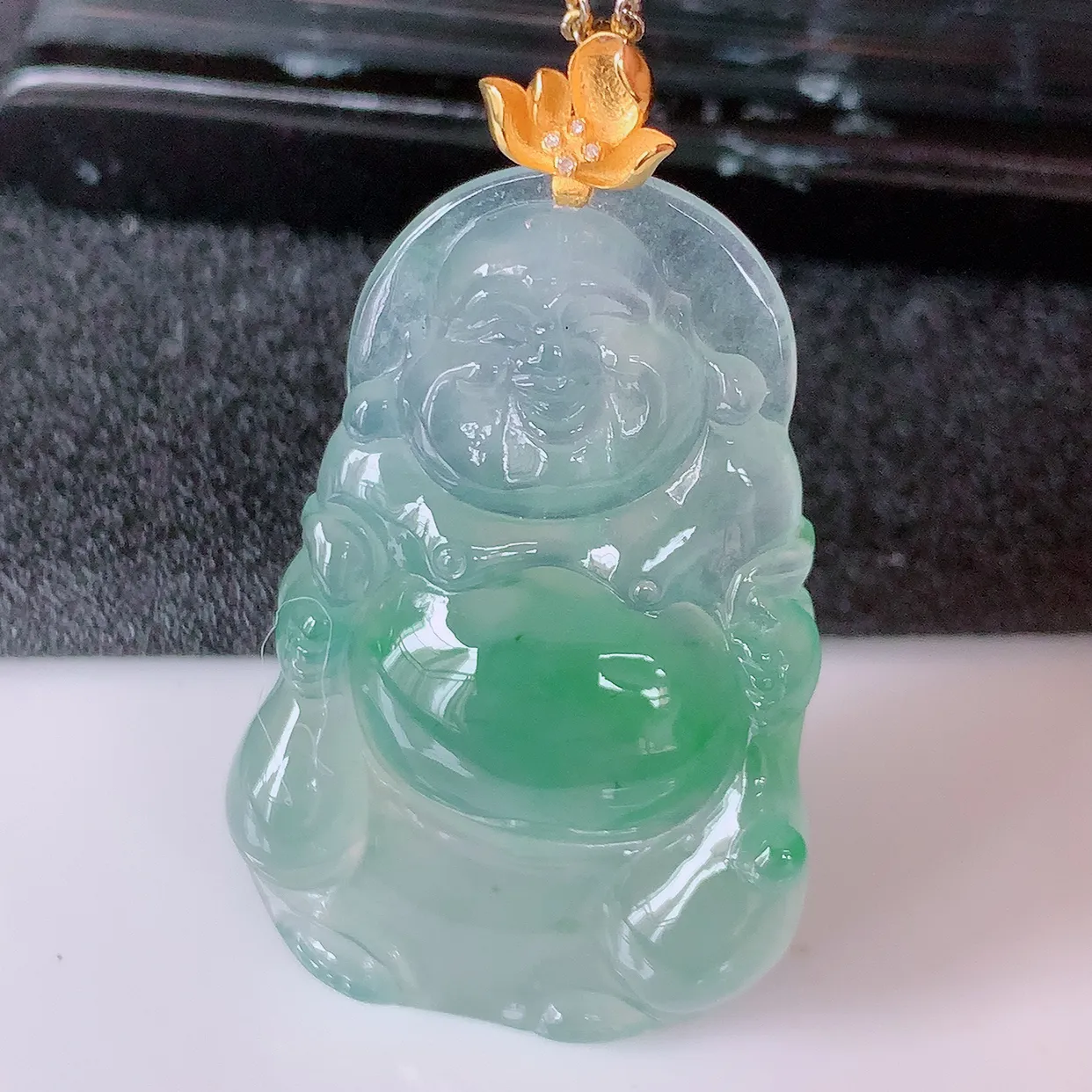 18K金镶嵌冰种飘绿翡翠逍遥布袋佛吊坠，代代有钱，水足丰盈，盈满欢喜，配戴送礼佳品！#1.20整体42裸石36.5*23.8*5.8