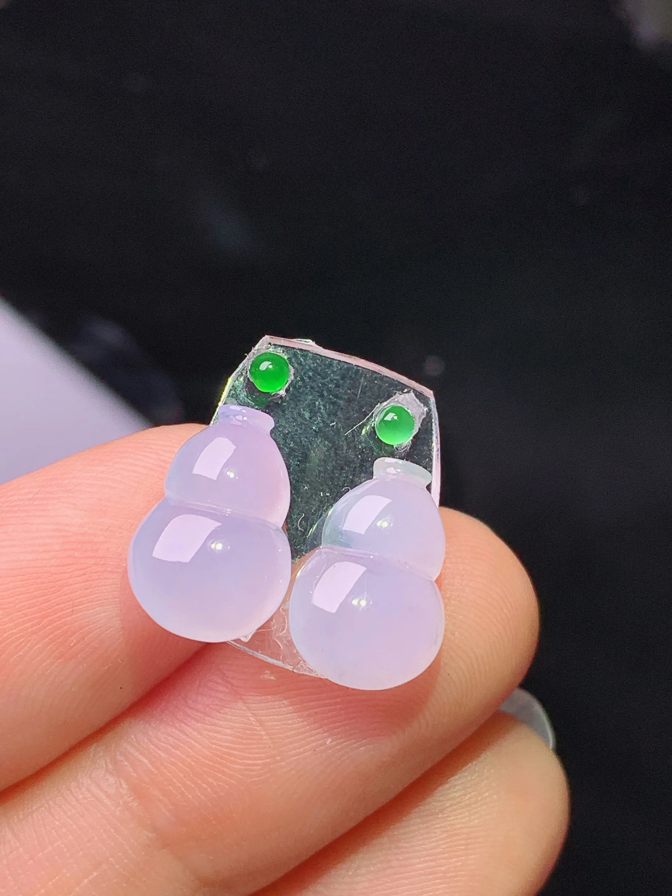 镶嵌款 淡紫罗兰一对 玉质细腻 色泽清新艳丽 整体尺寸12.2*8.2*4.2