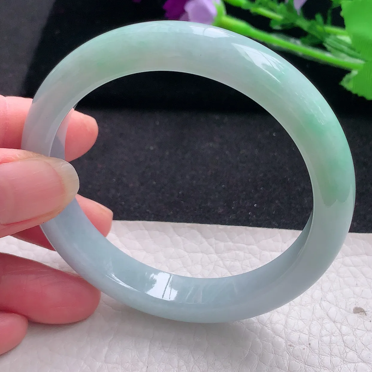 n自然光57*11.3*8.2平安镯 翡翠A货玉手镯胶感飘绿宽边玉手环