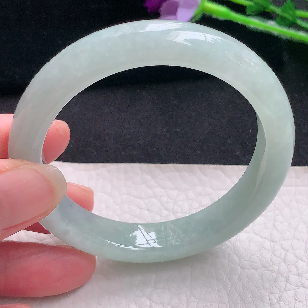 xx自然光54*11.3*8平安镯 翡翠A货水润浅绿宽边玉手镯玉手环