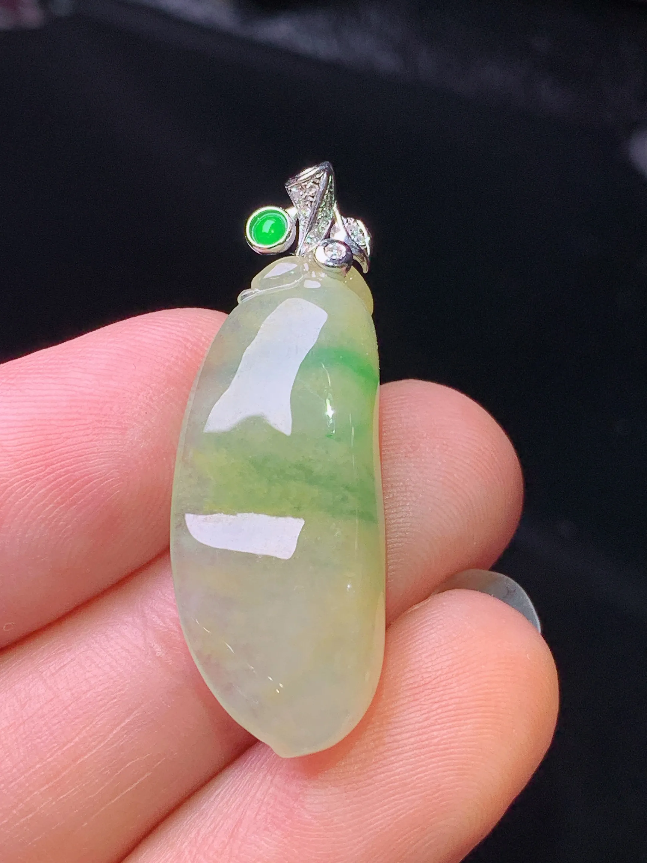 18k金钻镶嵌飘绿黄翡福瓜吊坠 玉质细腻 色泽清新艳丽 整体尺寸33.6*12*6