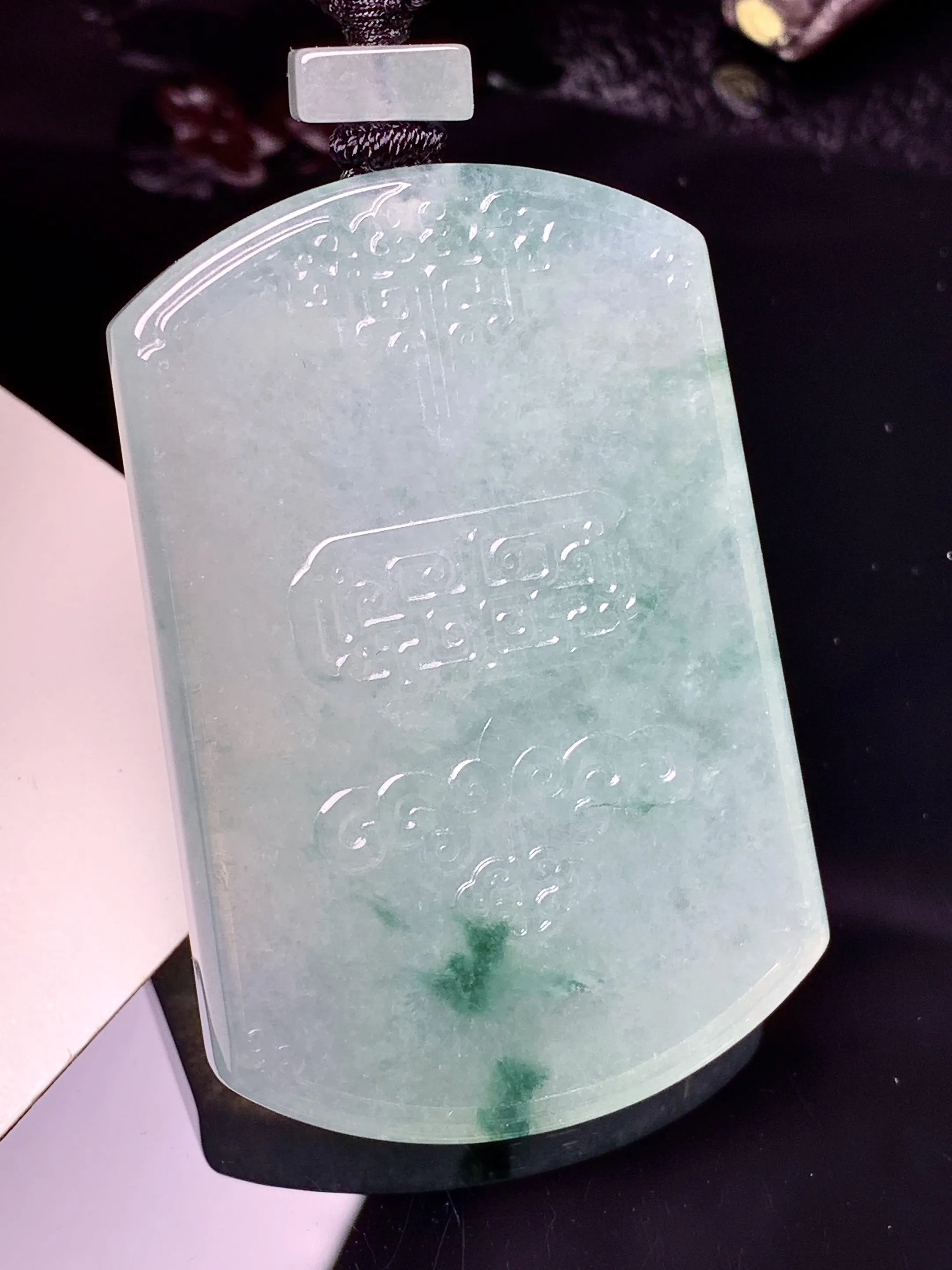 飘绿无事牌吊坠 玉质细腻 色泽清新艳丽 整体尺寸54.3*36.8*5.8