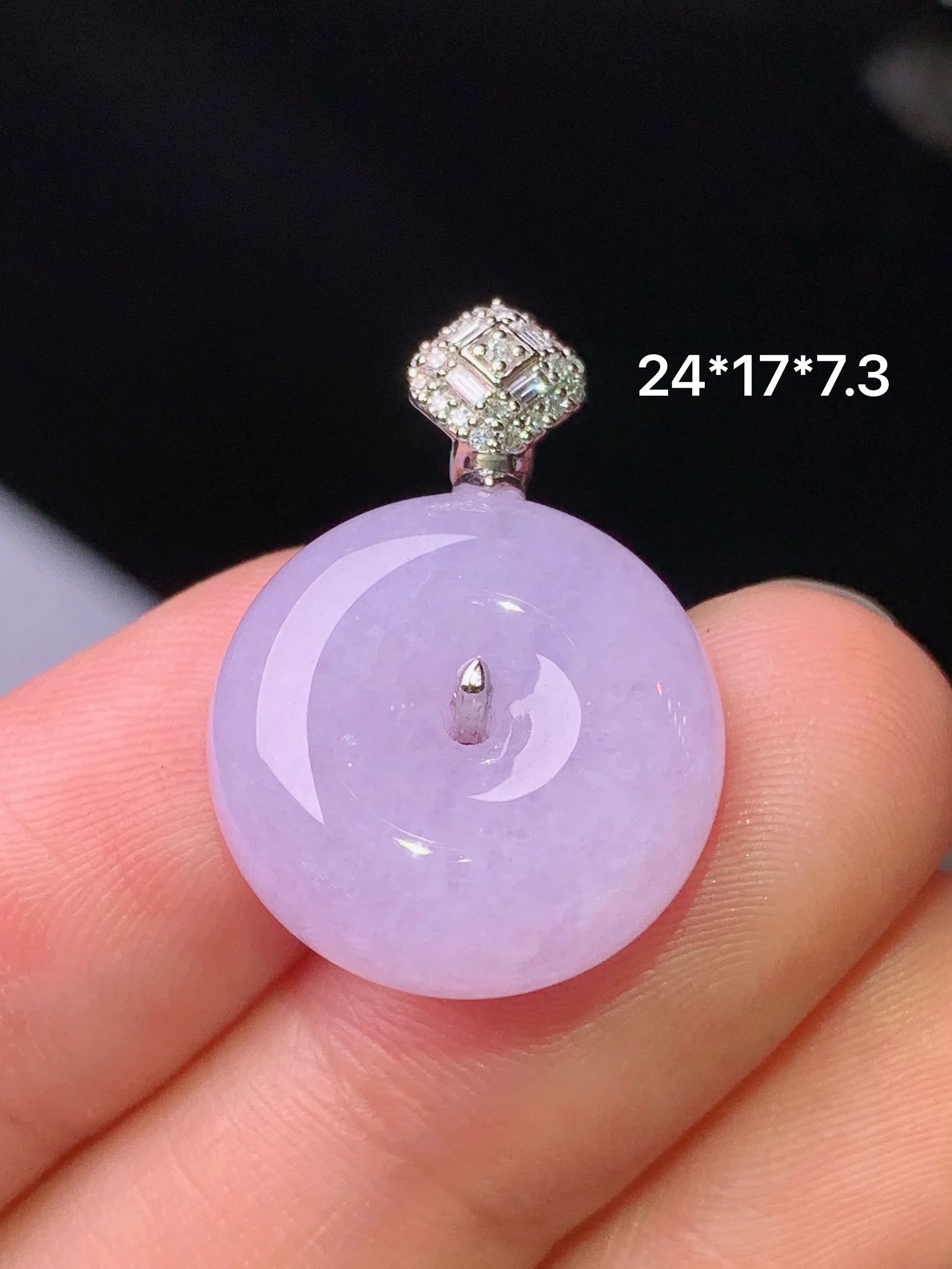 18k金钻镶嵌紫罗兰平安扣吊坠 玉质细腻 色泽清新艳丽 整体尺寸24*17*7.3