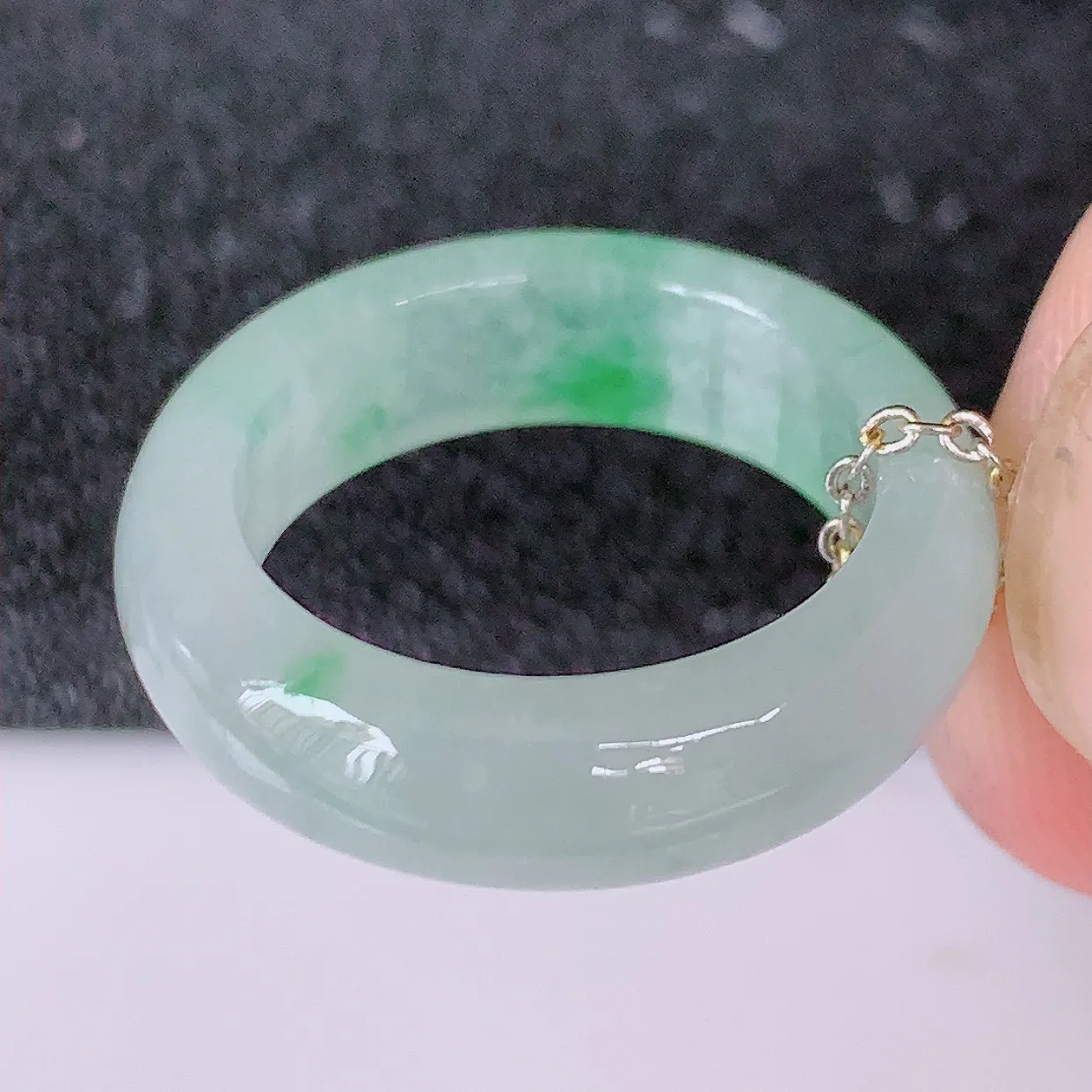 自然光实拍，16.6mm内径冰种飘绿翡翠指环，玉戒指，玉质莹润，好精美好冰润的指环，13圈口，上手纤巧！#1.20尺寸16.6*5.6*3.2mm