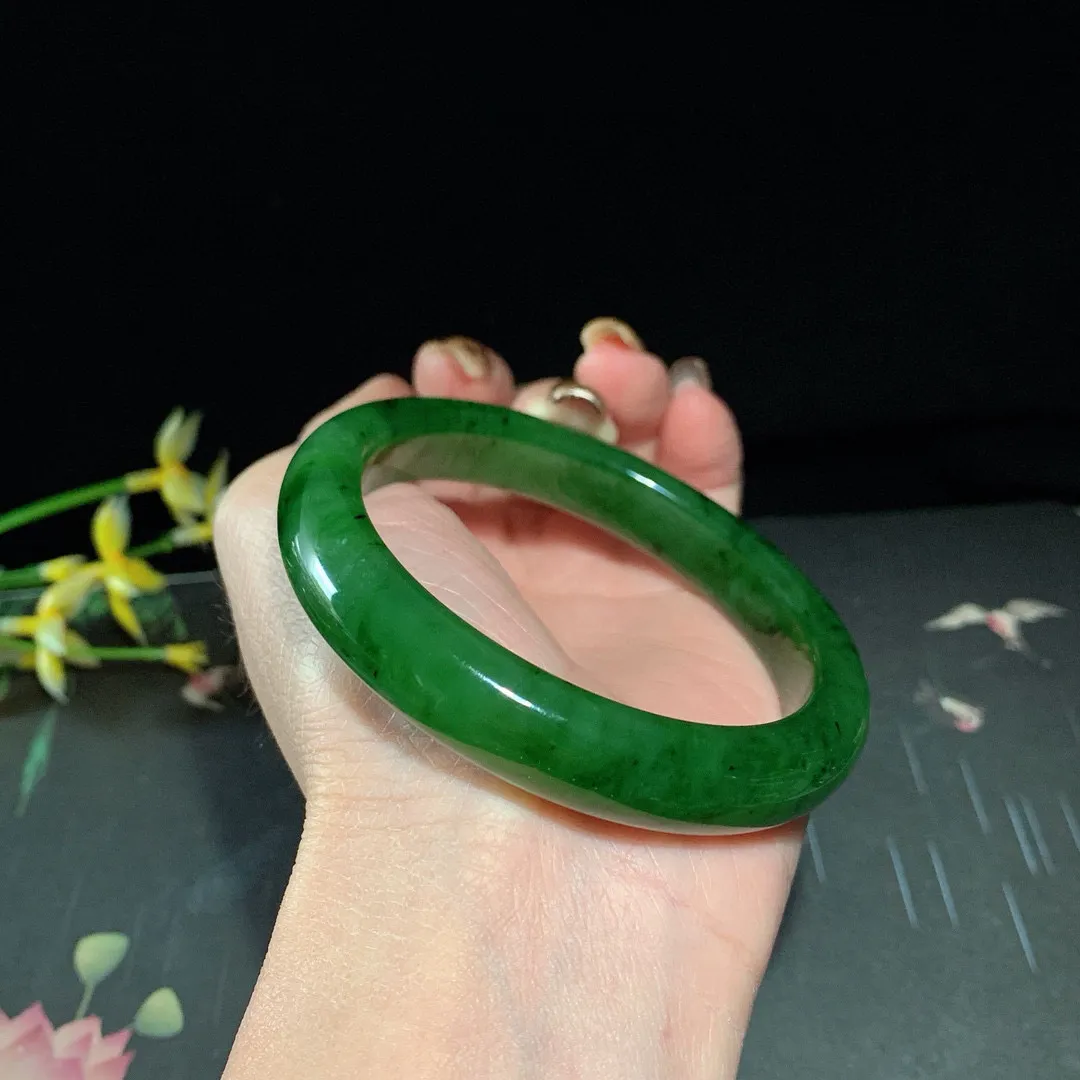 和田玉58.5圈口菠菜绿碧玉手镯！圈口58.5宽12玉质细腻油润 底色纯净 无纹裂 脂粉好，品质高
