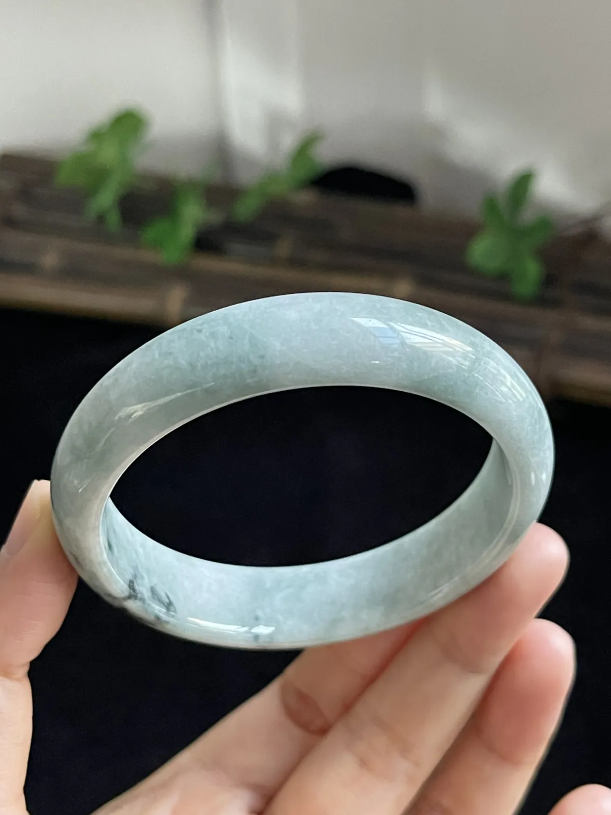 正圈57.2圈口，翡翠手镯，种老肉细，飘三抹绿花灵动漂亮