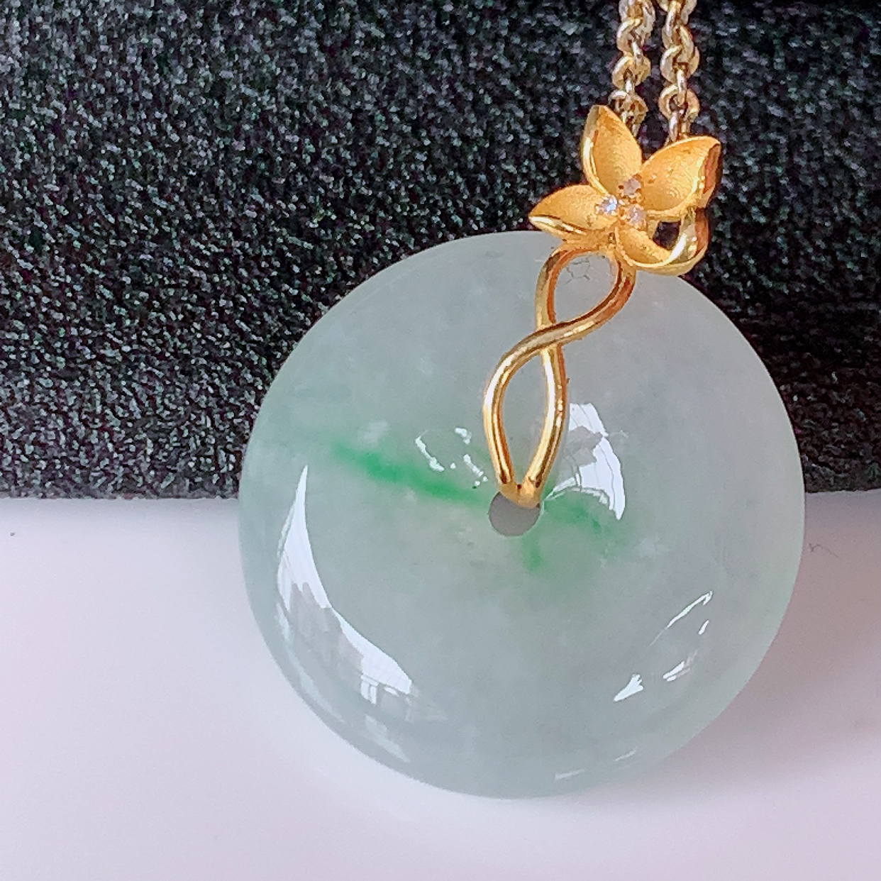 18K金镶嵌冰种飘绿翡翠平安扣吊坠，水润光泽，寓意平平安安，佩戴时尚漂亮！#1.20