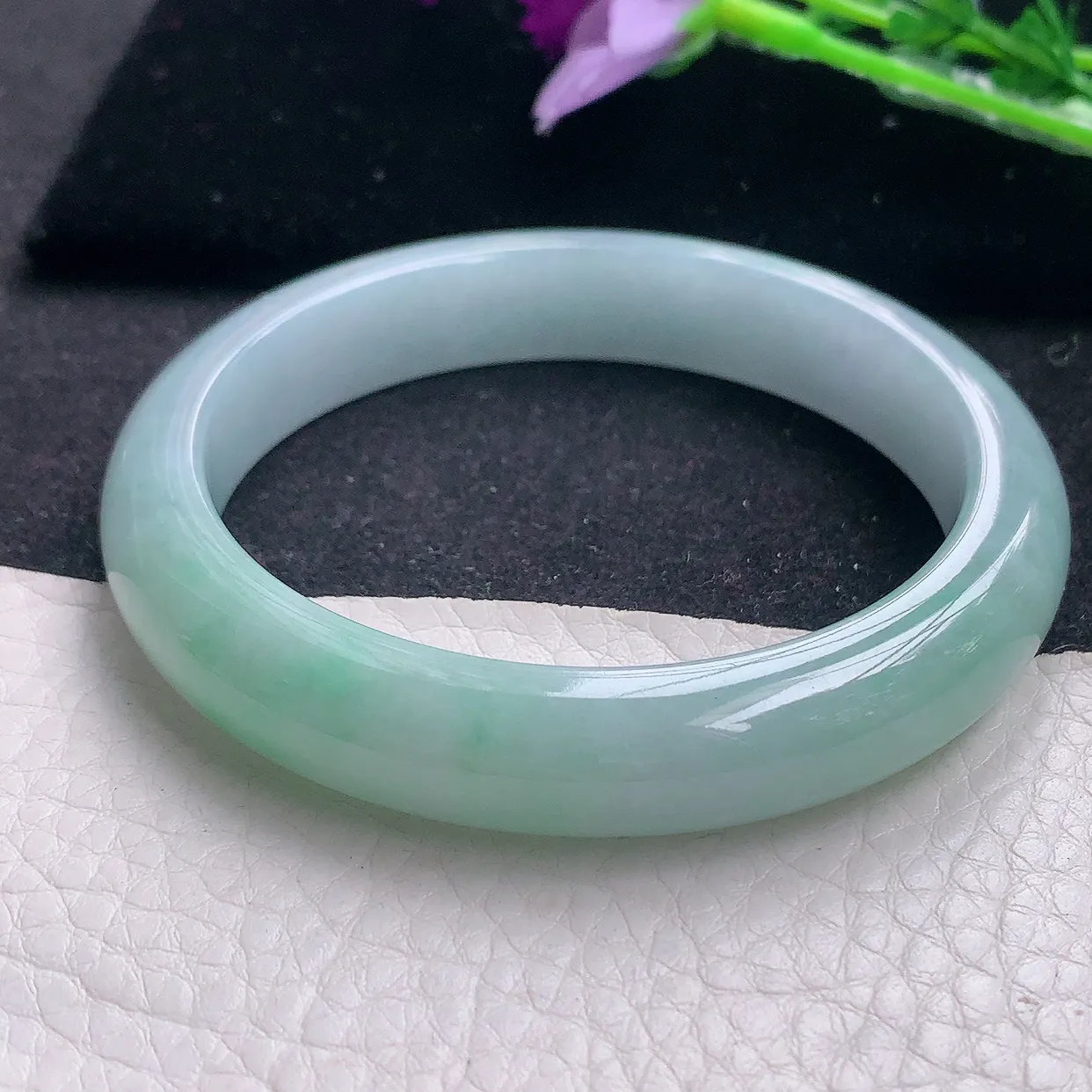 n自然光57*11.3*8.2平安镯 翡翠A货玉手镯胶感飘绿宽边玉手环