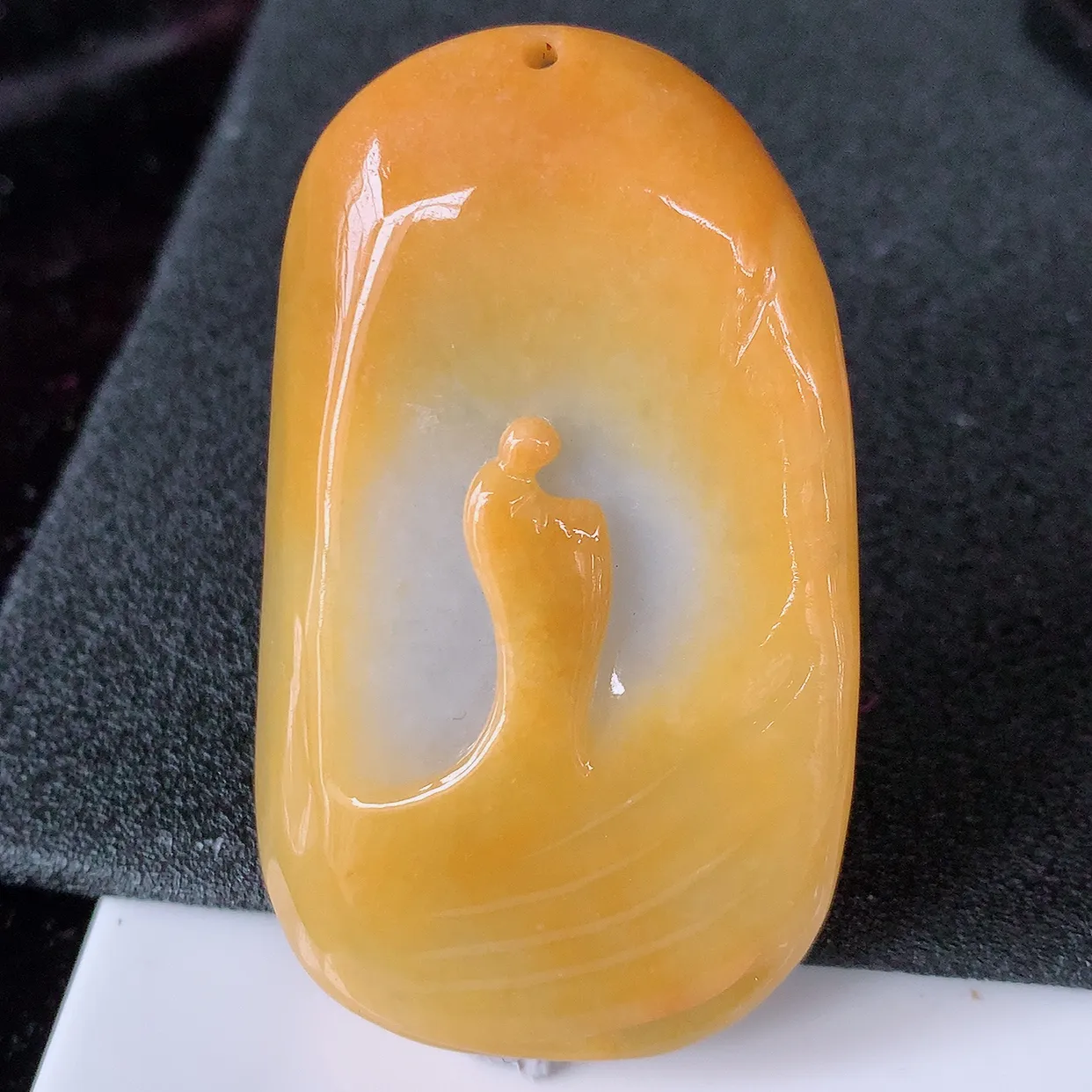 自然光实拍，特色黄翡双彩翡翠悟道吊坠，翡翠悟道寓意“祥和，安宁，吉祥，幸福”，佩戴效果优雅迷人，性价比超高！#60.20