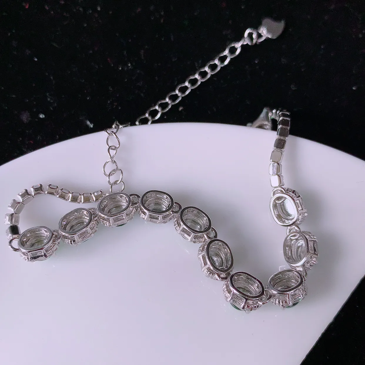 冰透满绿翡翠925银镶嵌手链，自然光实拍，翠色灵动，颜色漂亮，种老水足，品相佳，佩戴佳品！#97.20取一整体7*5.8*5.5裸石4.2*4.2