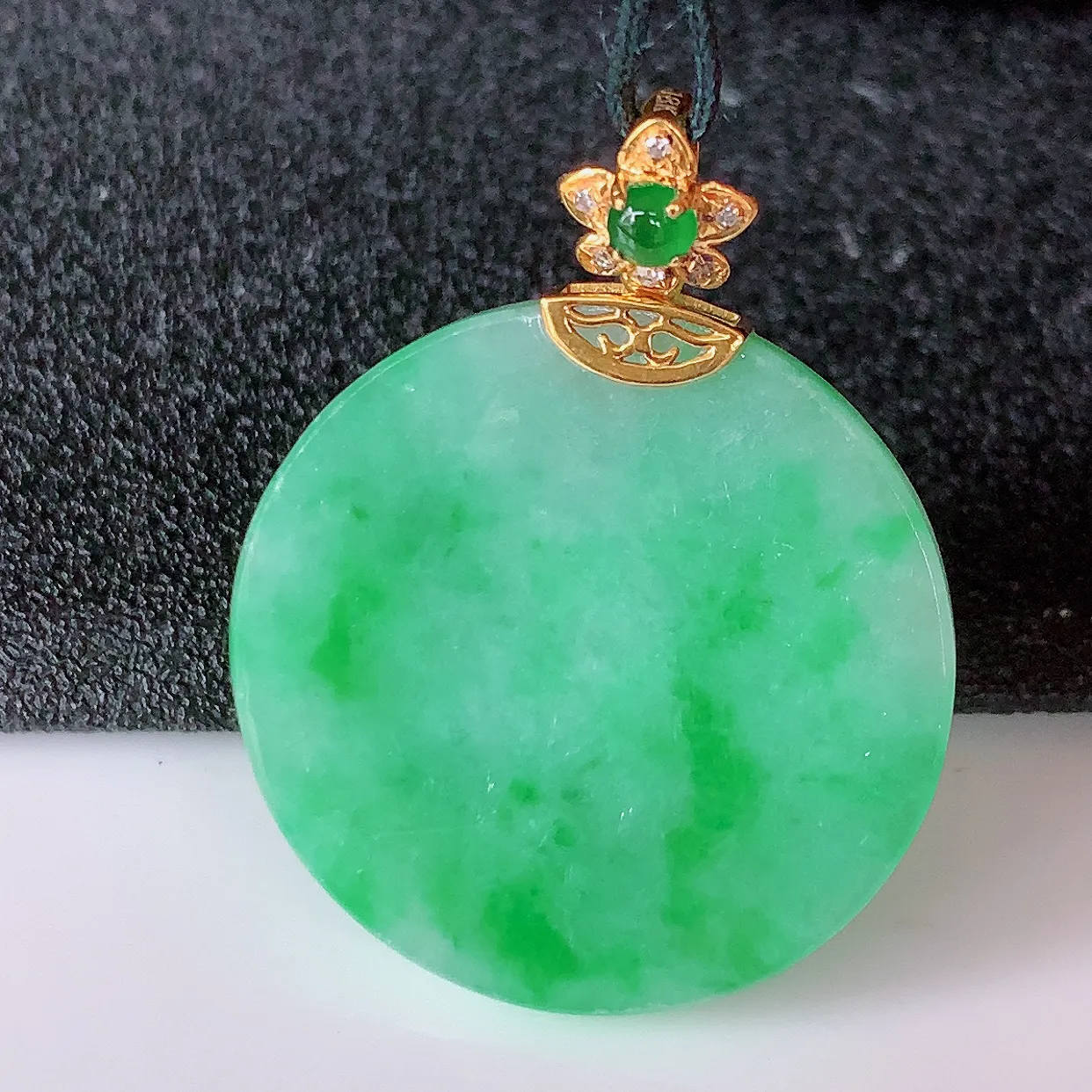 自然光实拍，18K金镶嵌水润飘绿翡翠圆平安无事牌吊坠，平平安安，无事牌翠色灵动，佩戴平安时尚！#00.20整体31.5*24.5*5.5裸石24.5*24.5