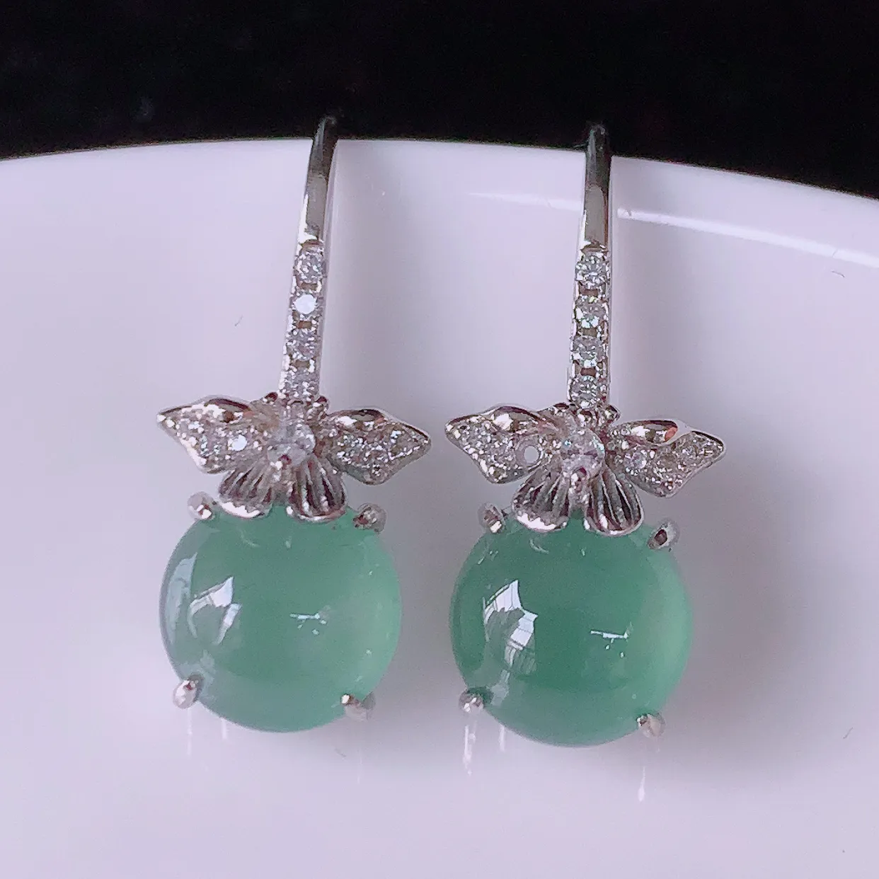 冰透满绿翡翠925银镶嵌耳坠，自然光实拍，翠色灵动，颜色漂亮，种老水足，品相佳，佩戴佳品！#97.20整体21*9*5.5裸石尺寸8*8