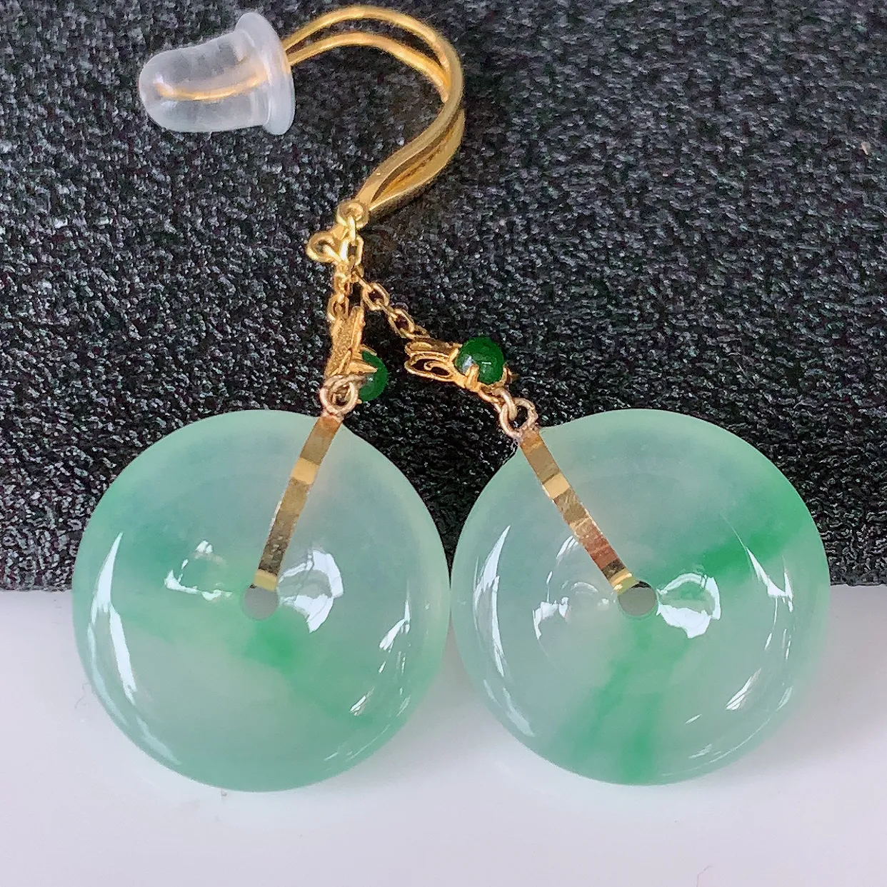 18k金镶嵌冰种飘绿翡翠平安扣耳坠，沁人心脾，耳坠佩戴效果大气出众，尽显气质。种水好，胶感足，颜相当漂亮，高性价比，值得入手品鉴！#41.20整体34.5裸石尺寸13.5*4.2