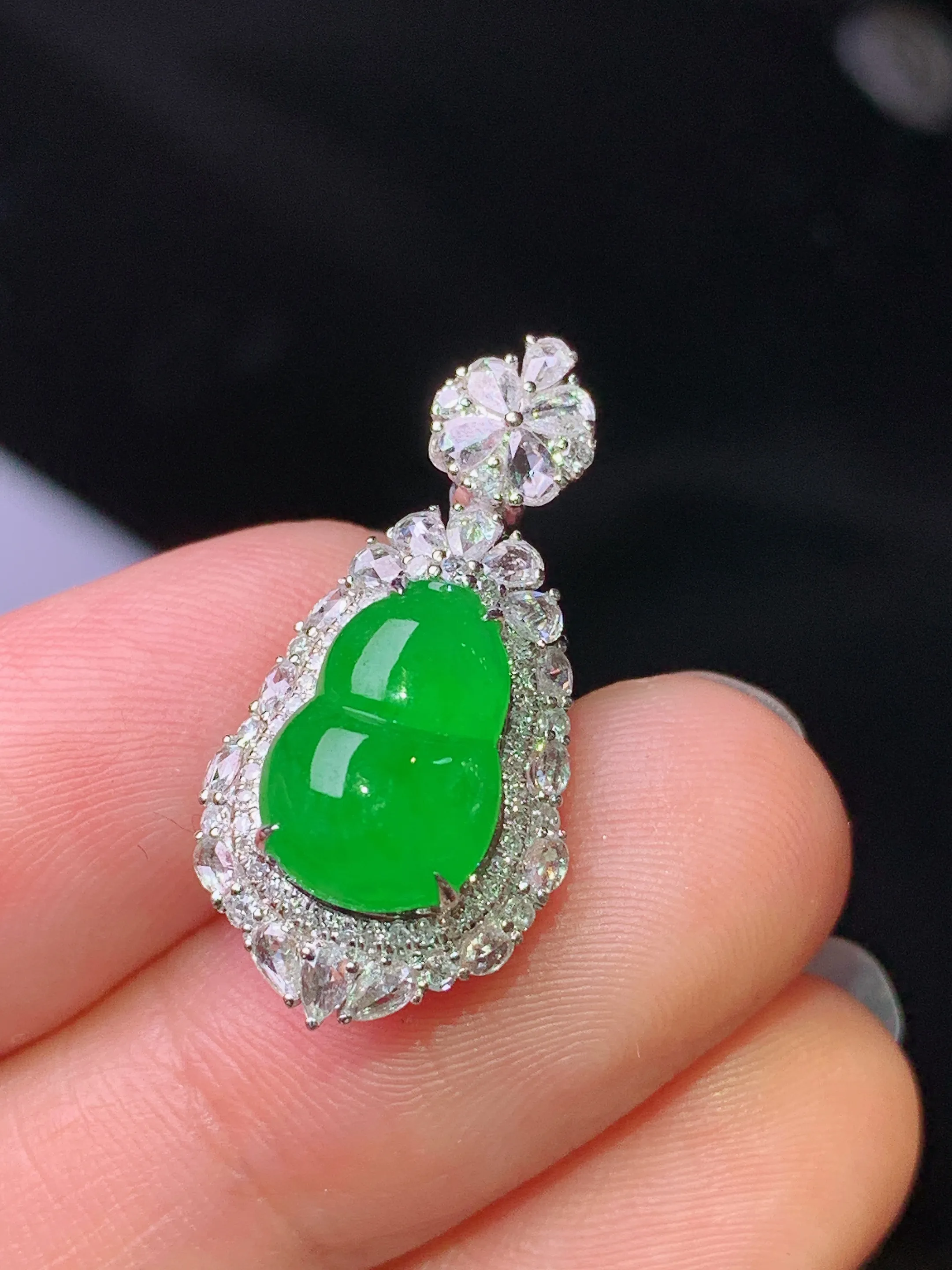 18k金钻镶嵌满绿葫芦吊坠 玉质细腻 色泽清新艳丽 整体尺寸25.2*12.5*9.8