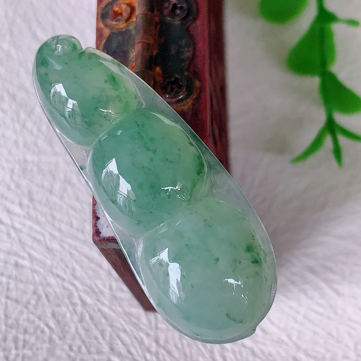 自然光实拍，冰种飘花翡翠福豆吊坠，寓意“四季平安，福气满满”胶感十足，饱满，佩戴效果优雅迷人！#24.20