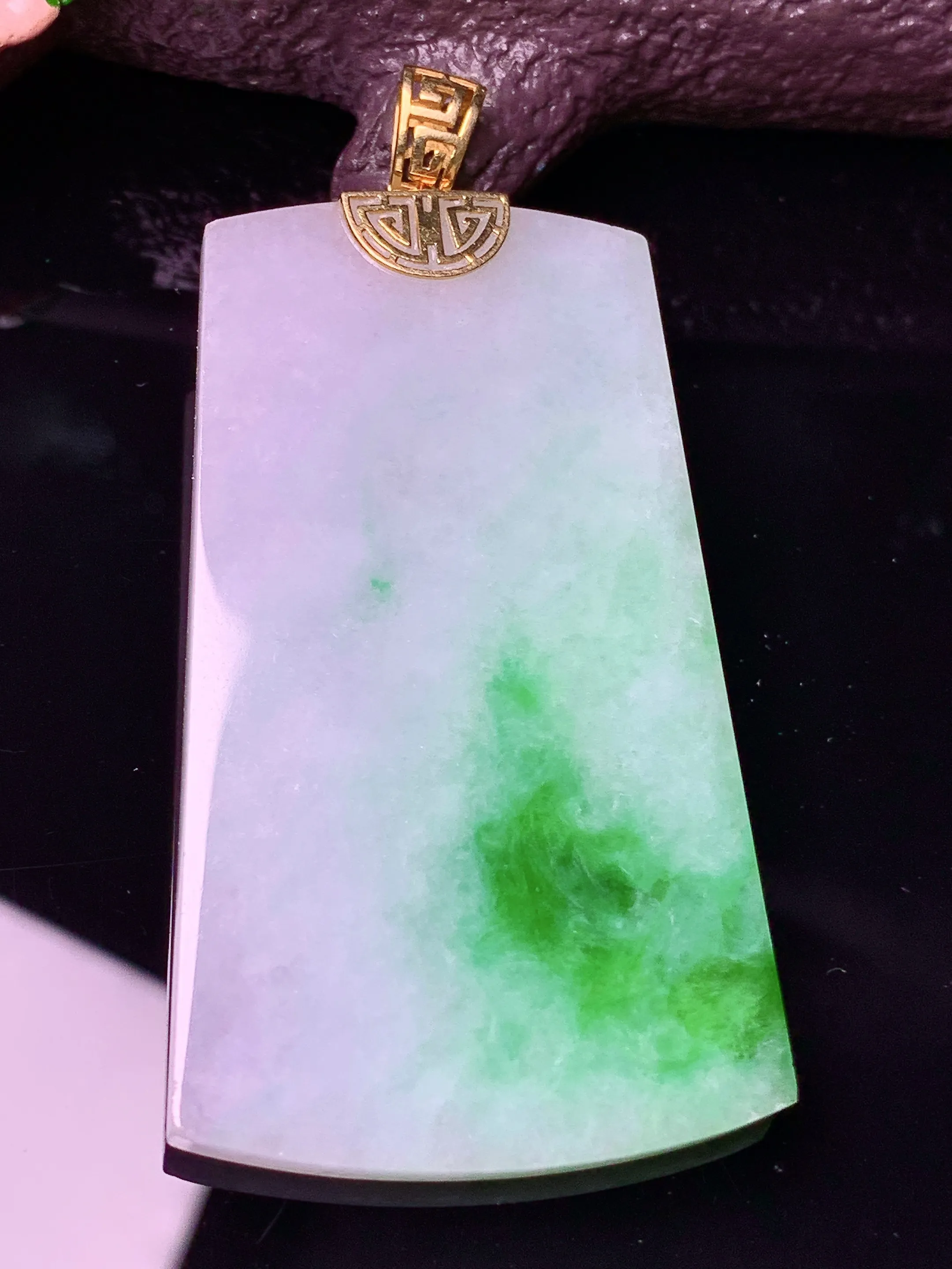 18k金镶嵌飘绿无事牌吊坠 玉质细腻 色泽清新艳丽 整体尺寸60.3*30.6*3.5