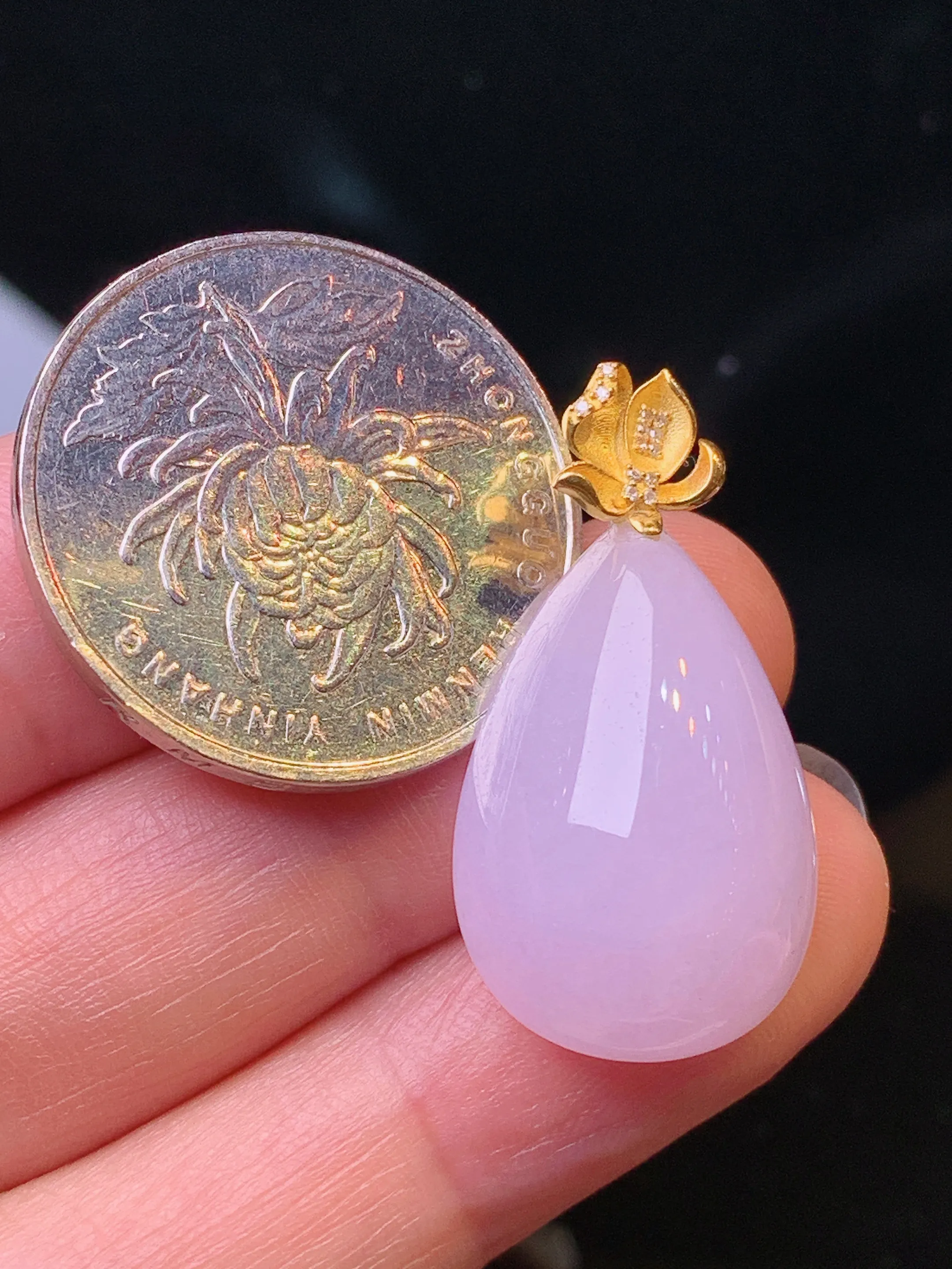 18k金镶嵌紫罗兰水滴吊坠 玉质细腻 色泽清新艳丽 整体尺寸29.2*15.7*10