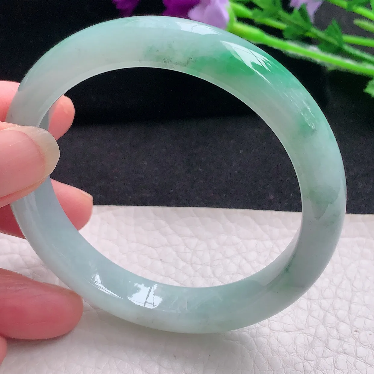 xx自然光56.5*11*8平安镯 翡翠A货飘绿宽边玉手镯玉手环