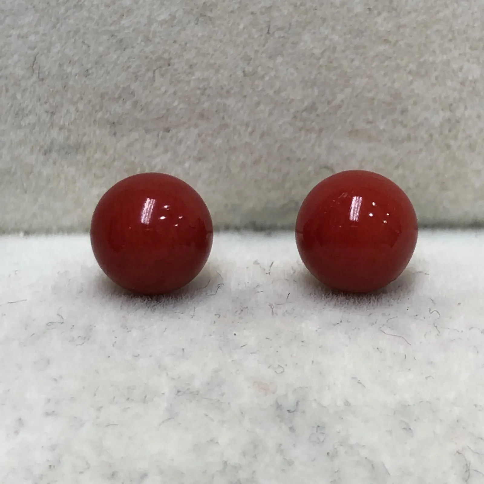 【天然深红珊瑚小7mm圆珠耳钉】天然无添加无优化，深红色，意大利沙丁材料！裸石尺寸6.7*6.7*6.7mm,18k金针，裸石重量约为0.9克。简单精致款！珊瑚材料稀少不可再生，通常说的“千年珊瑚万年的红”是它的真实写照！珊瑚自古被佛教视为珍宝，深海里千年生长的有生命宝石，有灵性，气场强大，佩戴者更有佛性，更有佛缘！