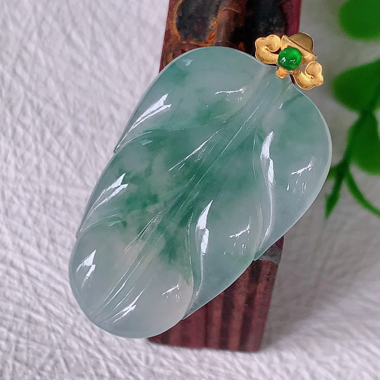 18K金镶嵌冰种飘花翡翠叶子吊坠 ，种水足，色泽清新，工艺精湛，叶子寓意美好；金枝玉叶，事业有成。#12.20整体33.5裸石29*18.8*4.5