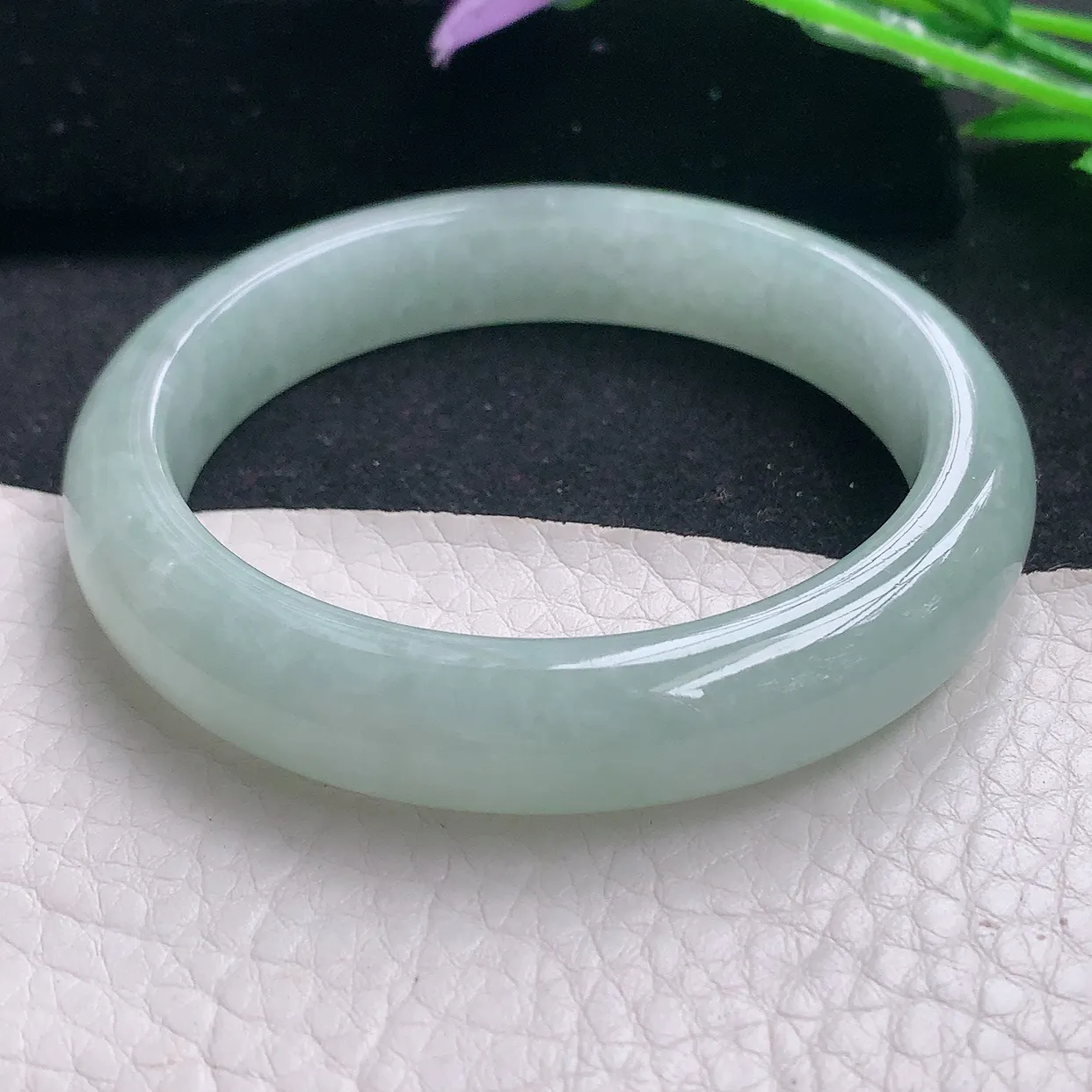 xx自然光54*11.3*8平安镯 翡翠A货水润浅绿宽边玉手镯玉手环