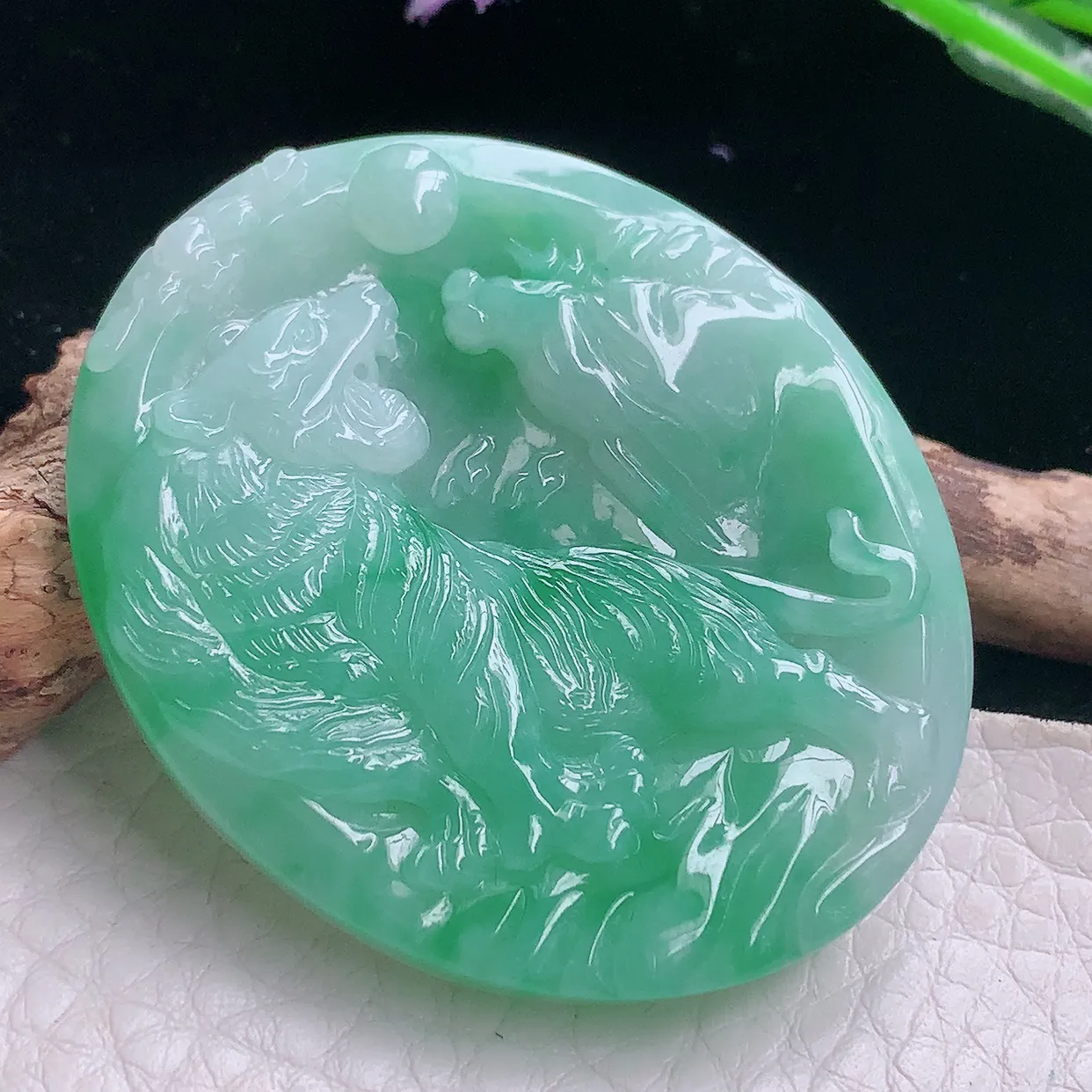 Ktj实拍47.8*40*5.6天然翡翠a货生肖老虎吊坠浅绿精雕上山虎玉坠 虎虎生威