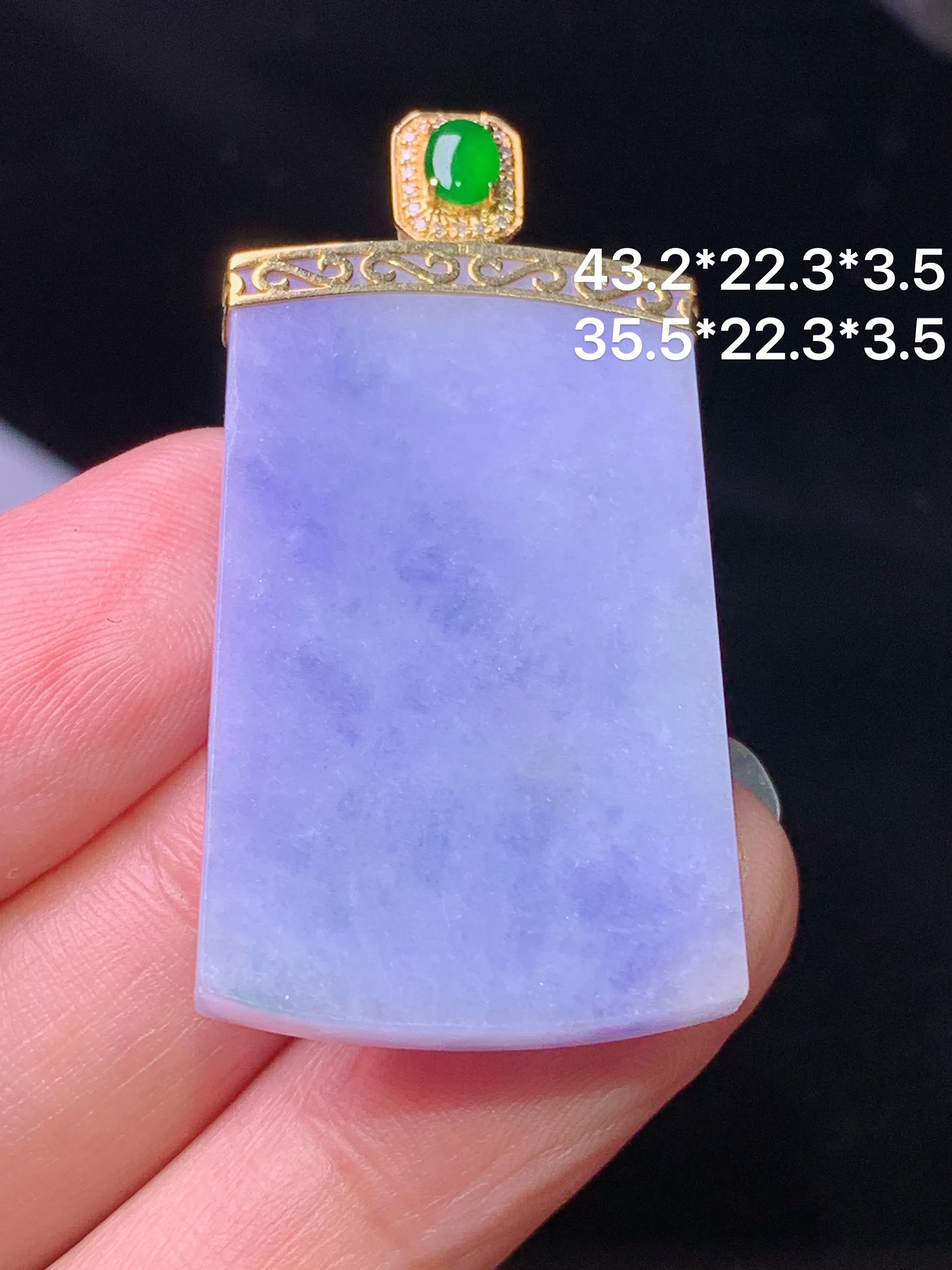 18k金钻镶嵌紫罗兰无事牌吊坠 玉质细腻 色泽清新艳丽 整体尺寸43.2*22.3*3.5