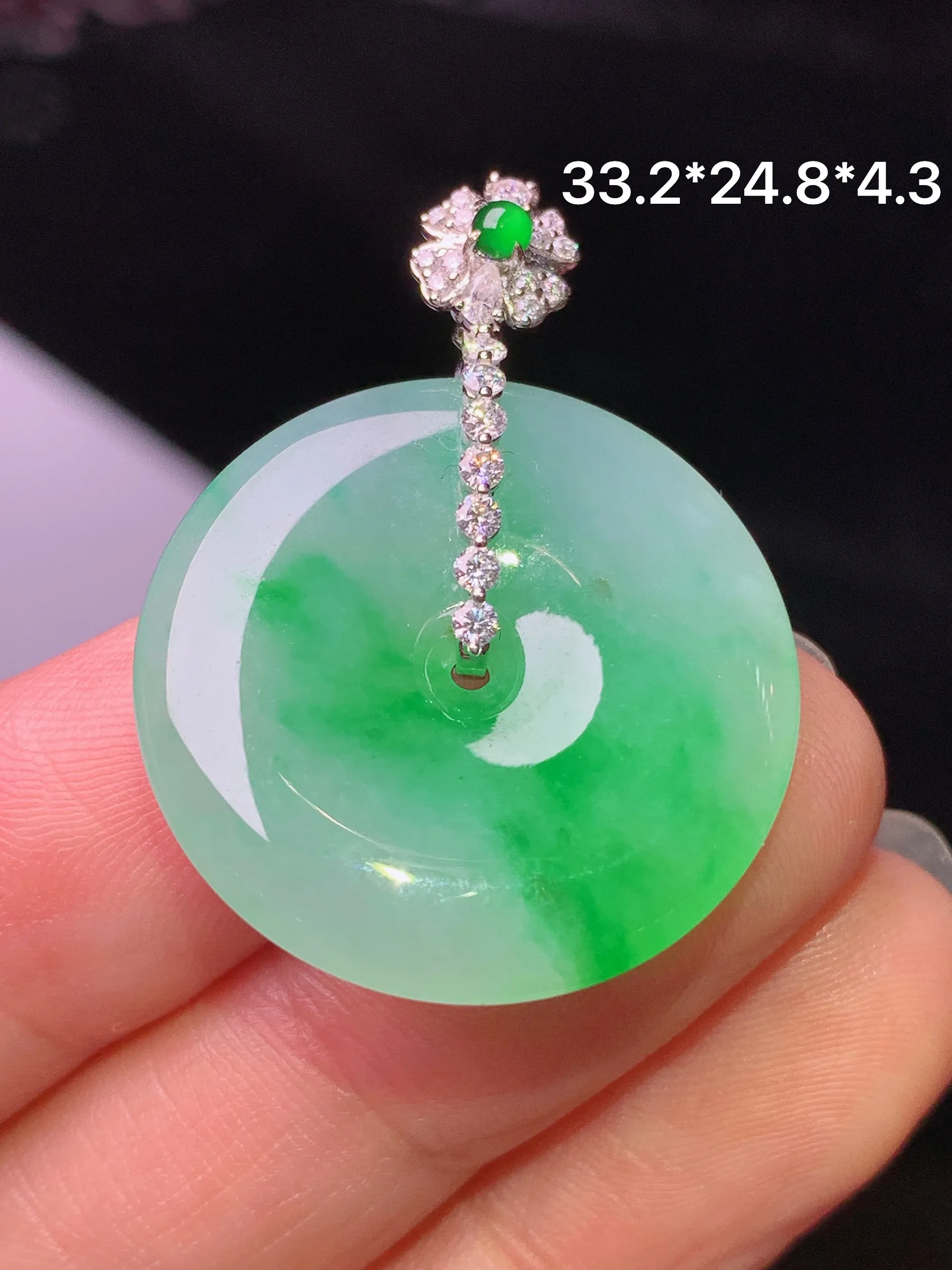 18k金钻镶嵌翠绿平安扣吊坠 玉质细腻 色泽清新艳丽 整体尺寸33.2*24.8*4.3