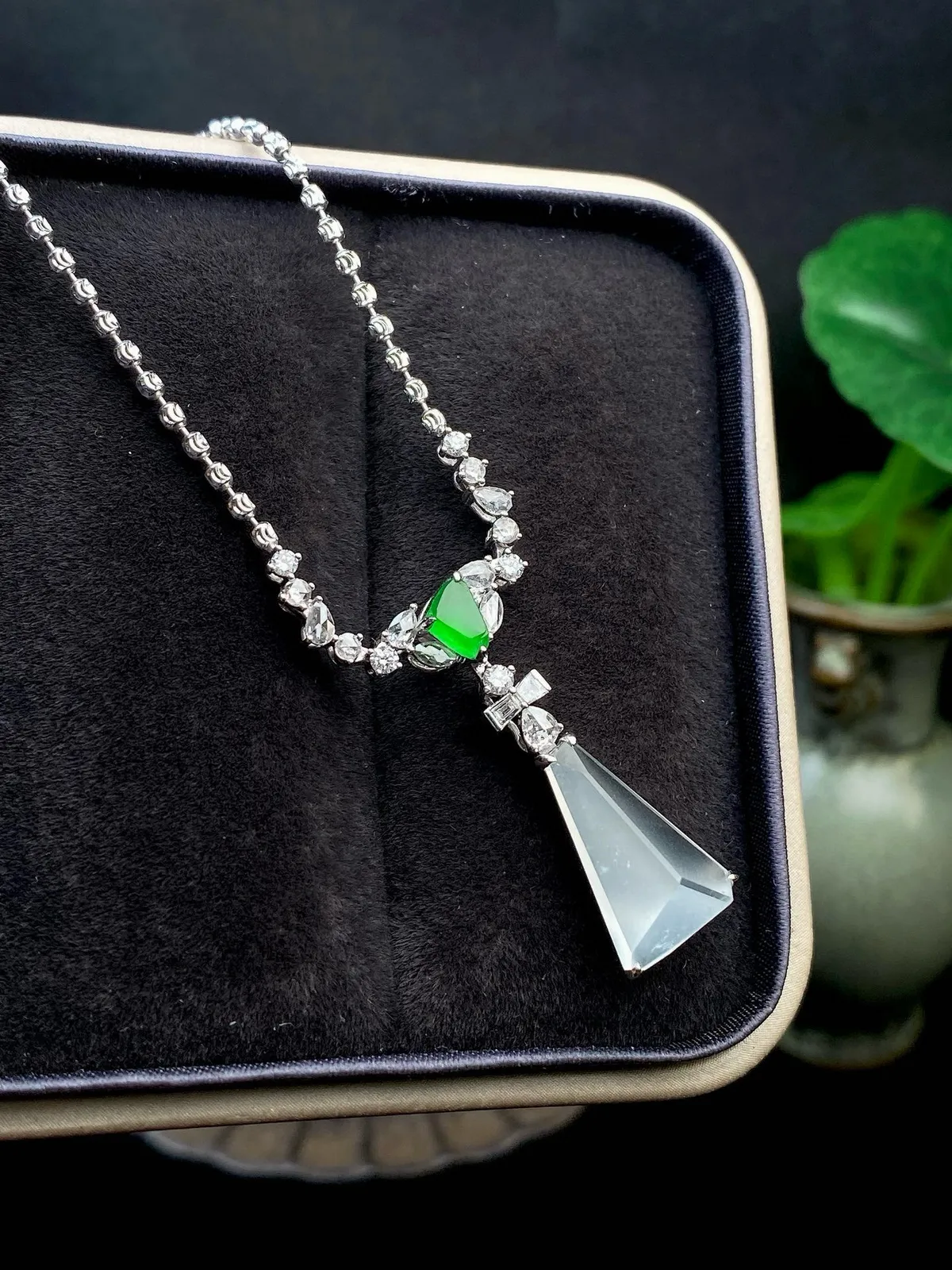 【冰种随形吊坠】饱满圆润，光泽闪耀，流行款，18K金钻镶嵌，裸石尺寸14.5*9.3*5.6毫米