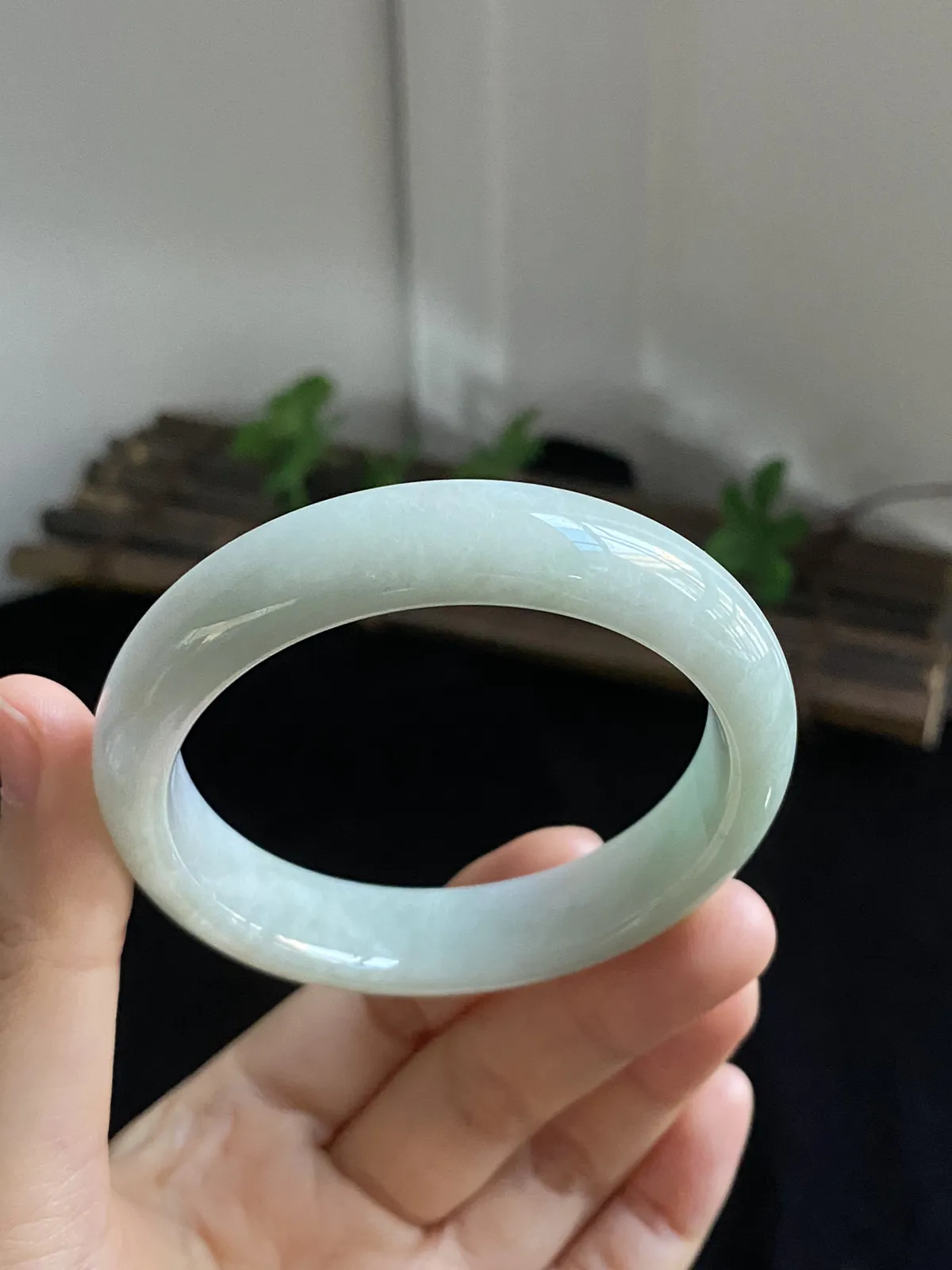 正圈52.4圈口，翡翠糯化种飘绿手镯