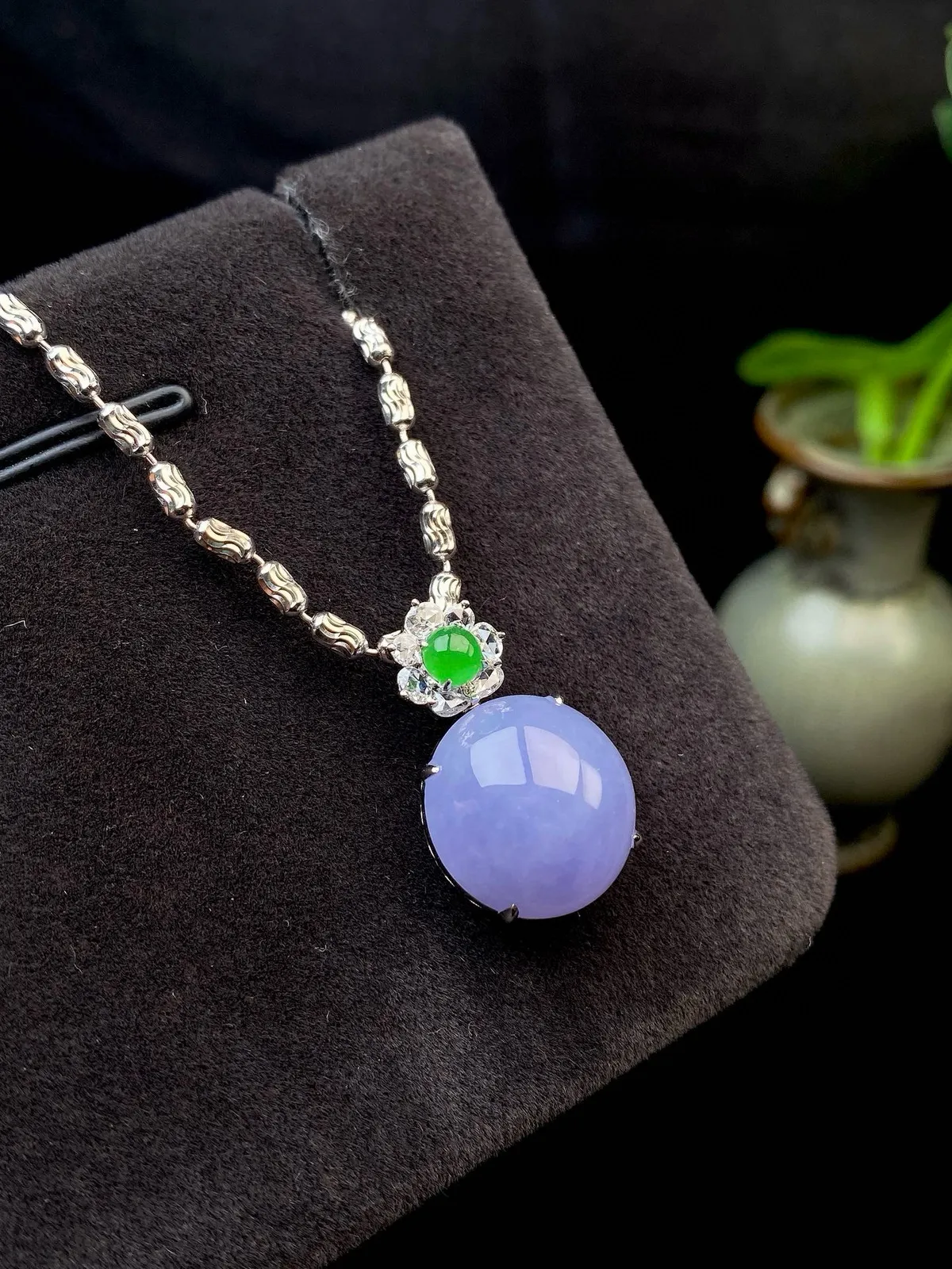 【冰种紫蛋面吊坠】质地细腻，饱满度很好，晶莹剔透，18k金钻镶嵌，裸石尺寸13.5*13.1*7.2