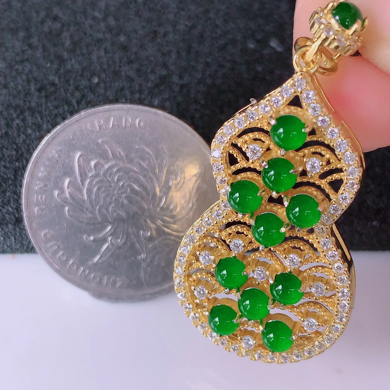 冰透满绿翡翠925银镶嵌福禄葫芦吊坠，自然光实拍，翠色灵动，颜色漂亮，种老水足，品相佳，佩戴佳品！#97.20整体37*19.5*6裸石3*3