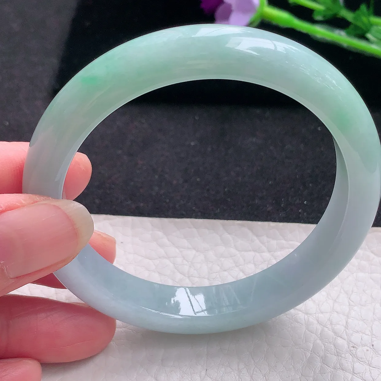 n自然光57*11.3*8.2平安镯 翡翠A货玉手镯胶感飘绿宽边玉手环