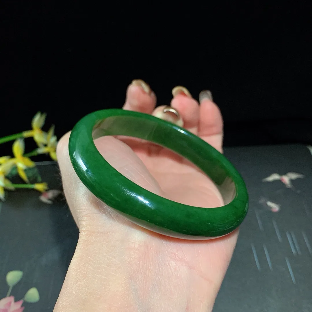 和田玉59.9圈口菠菜绿碧玉手镯！圈口59.9宽12.7重46.9克，玉质细腻油润 底色纯净 无裂无杂 脂粉好，品质高