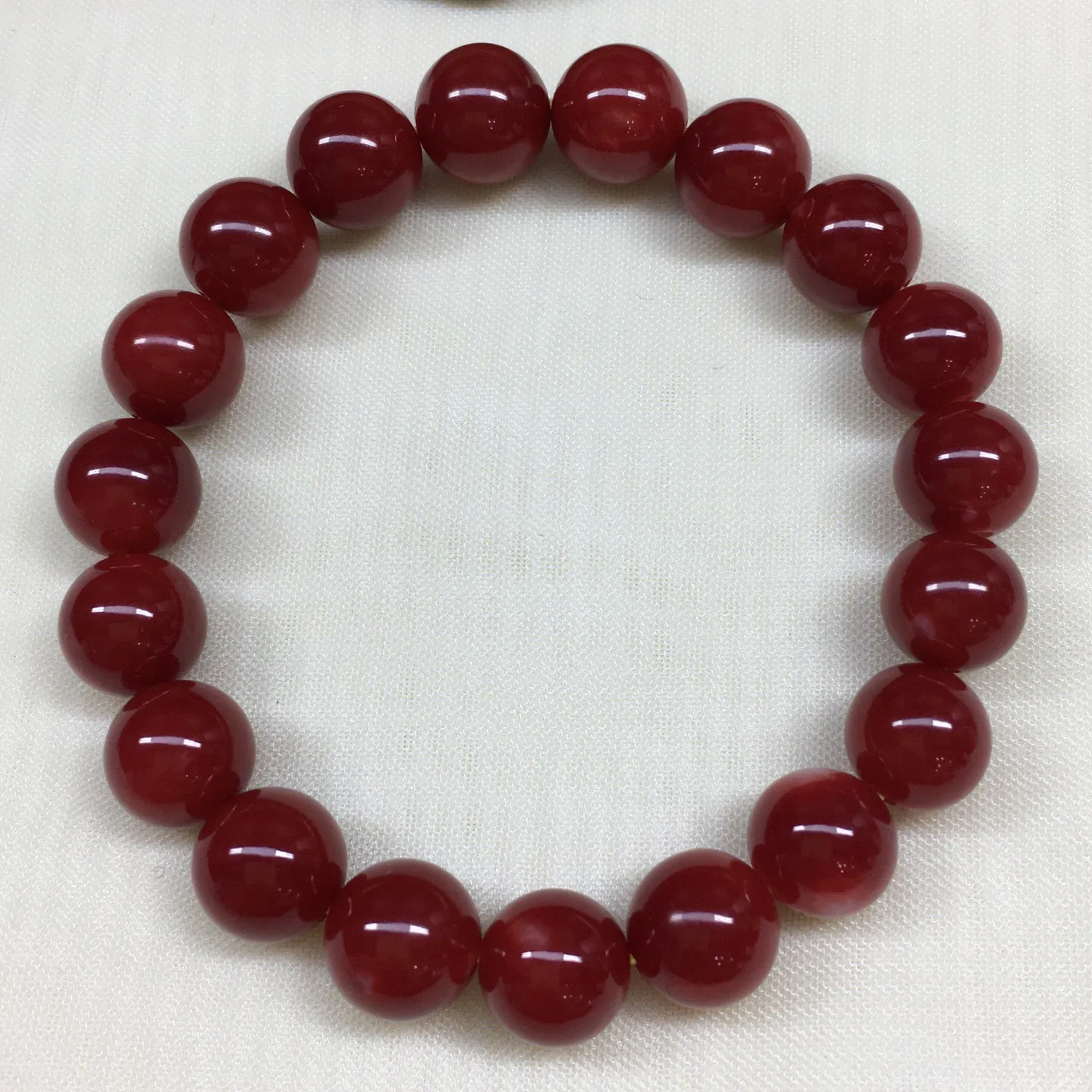 【天然日本阿卡牛血红珊瑚9.2mm大圆珠单圈手串】️遇不可求！日本产地，阿卡材料，牛血红颜色，光泽柔润透亮，直径约9.2-8.6mm，重量18.37克，珊瑚本为佛教珍宝，来自深海千年生长，有生长纹，属于有机宝石，气场强大，稀少珍贵！每粒均为天然无添加无修补！少虫眼少白芯！收藏精品！传承宝贝！