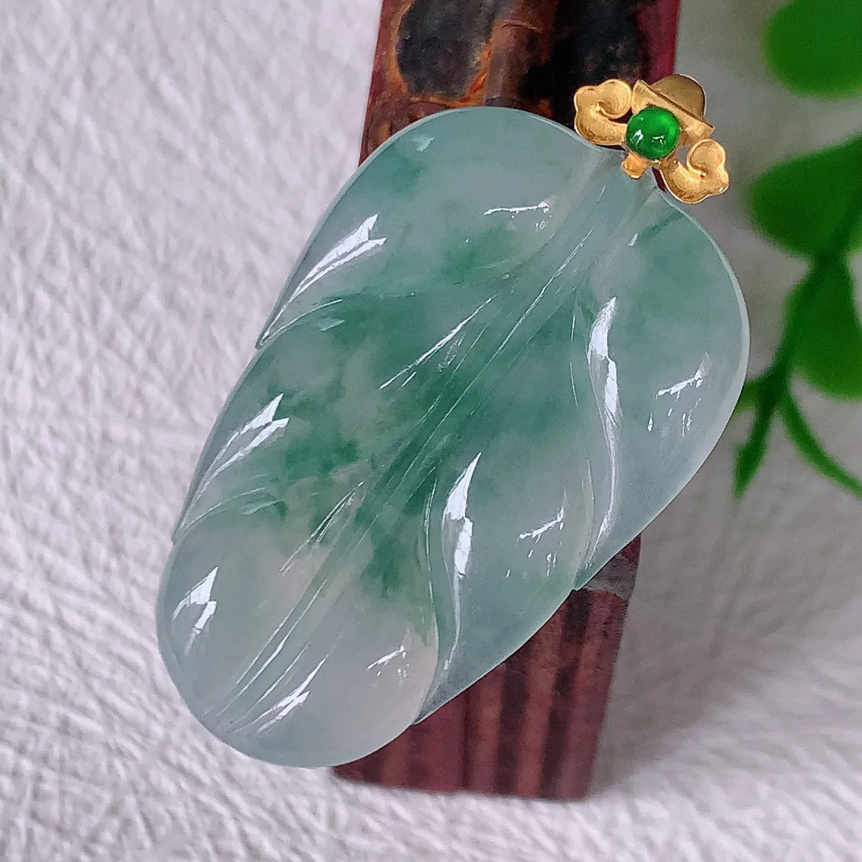 18K金镶嵌冰种飘花翡翠叶子吊坠 ，种水足，色泽清新，工艺精湛，叶子寓意美好；金枝玉叶，事业有成。#