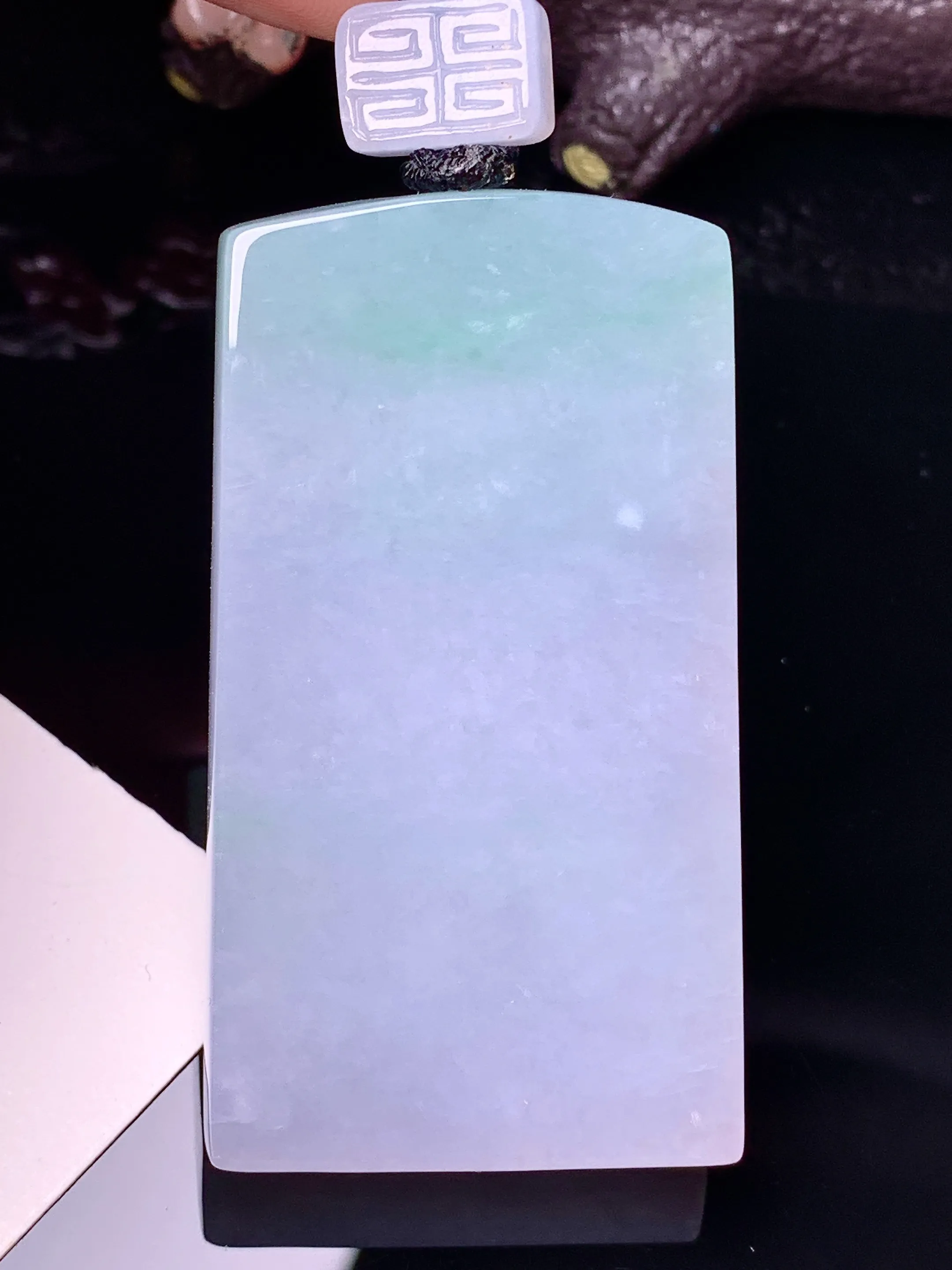 飘绿无事牌吊坠 玉质细腻 色泽清新艳丽 整体尺寸56.3*30.8*8