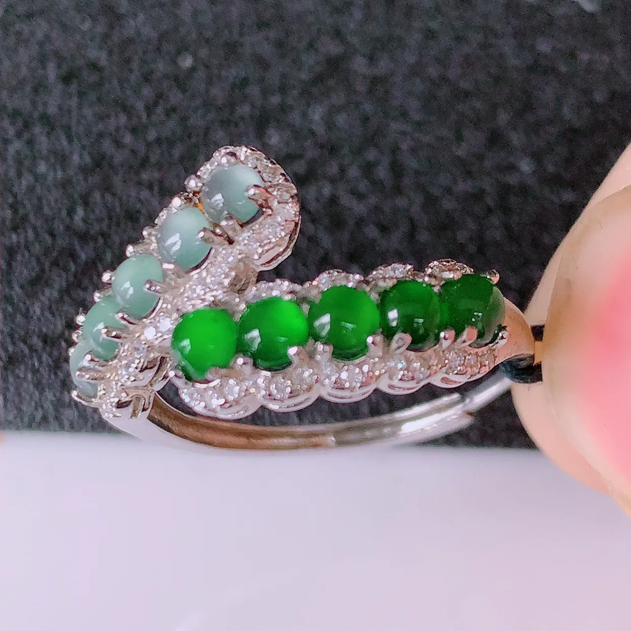 冰透满绿翡翠925银镶嵌戒指，自然光实拍，翠色灵动，颜色漂亮，种老水足，品相佳，佩戴佳品！#97.20（圈口可调大小）整体23*18.5*3.9裸石2.6*2.6