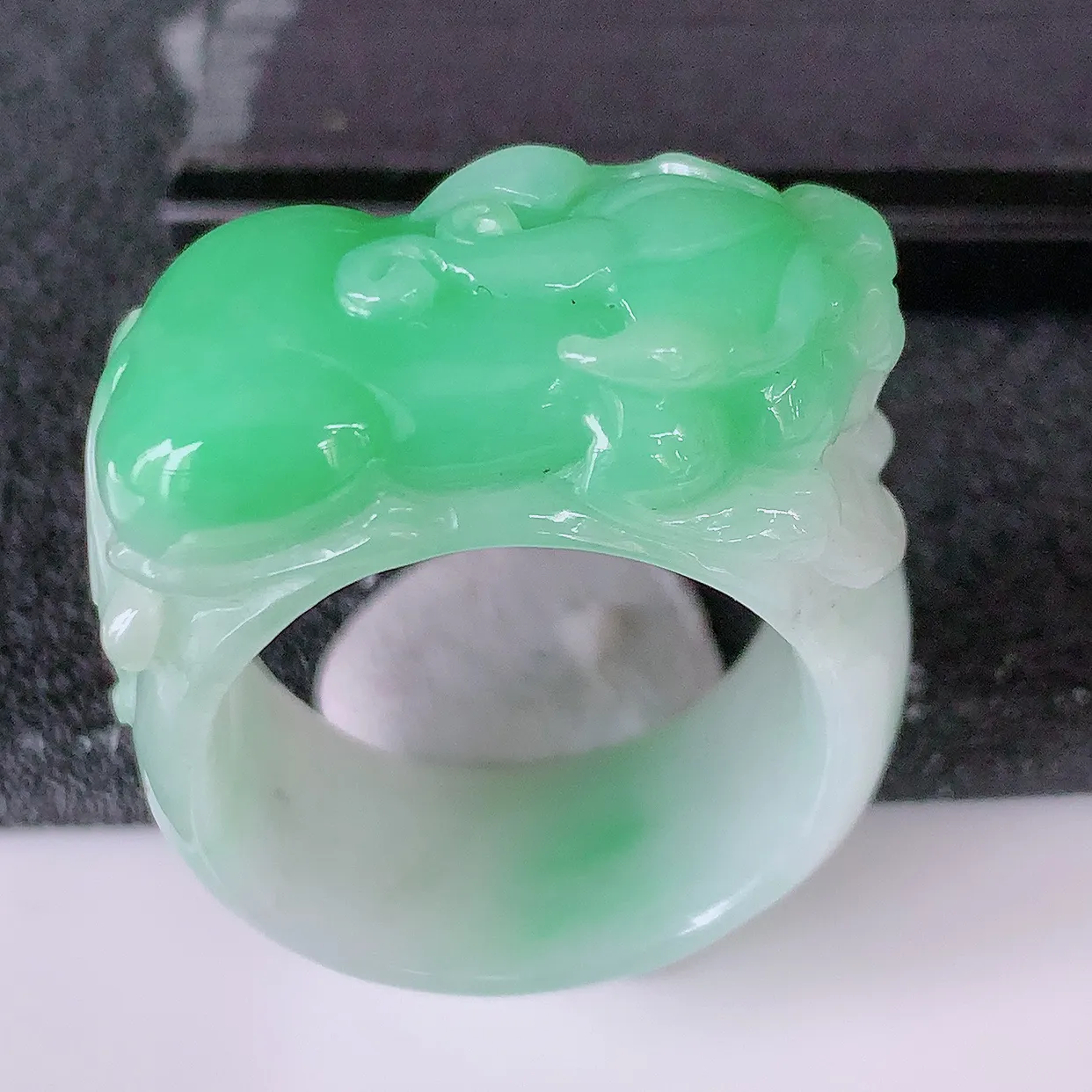 自然光实拍，貔貅扳指，20mm内径飘绿翡翠扳指，冰润指环，玉扳指，戒指，财源滚滚，玉质细腻起胶，23圈口，种水好！#1.20尺寸20-32.5*13.8*8.2