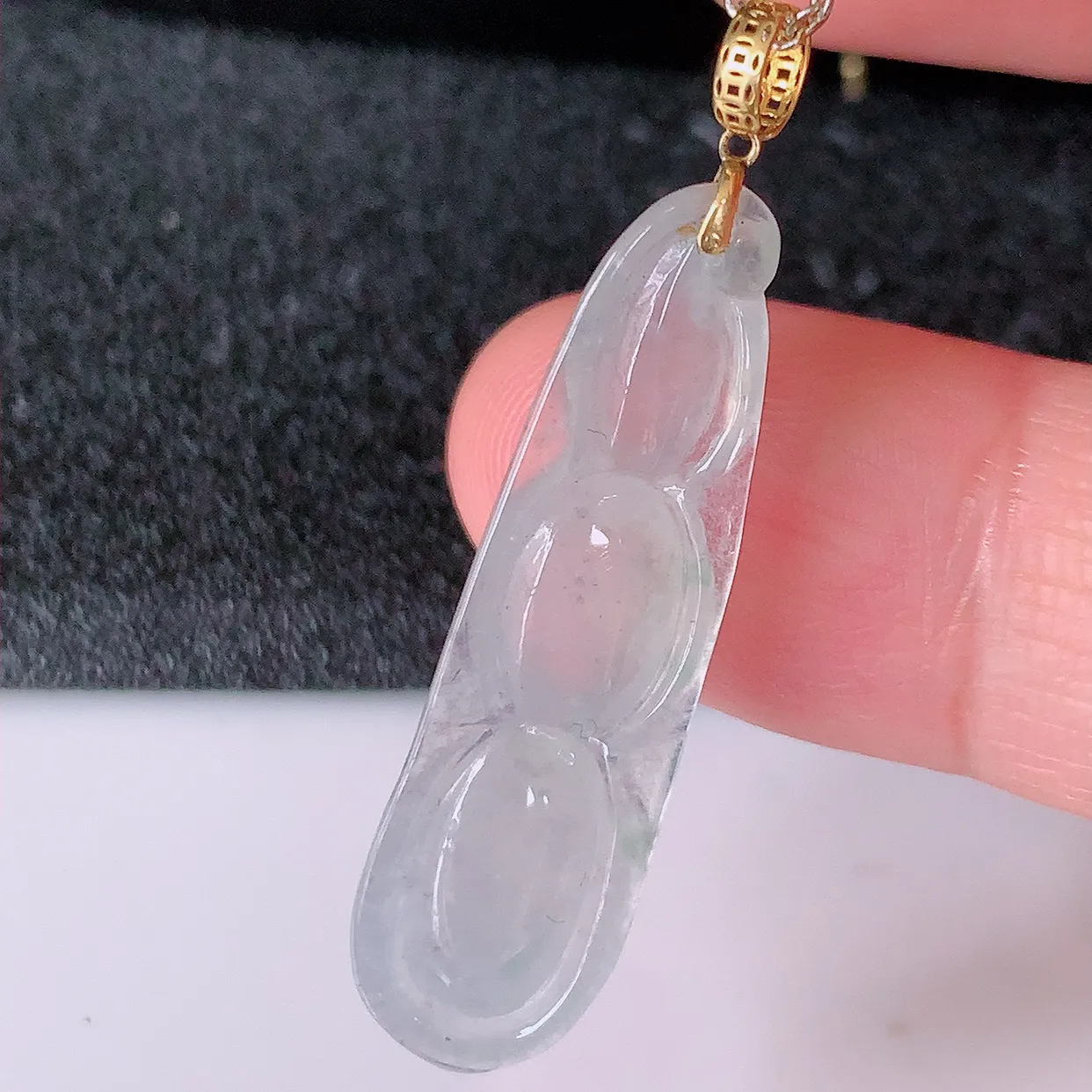 18K金镶嵌冰种翡翠四季豆吊坠，平安豆福豆玉坠，冰润通透，豆粒饱满，寓意：豆蔻年华！#1.20