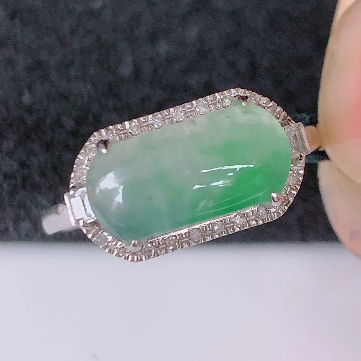 自然光实拍 18K金精工镶嵌冰种飘绿翡翠马鞍戒指，玉质细腻，翡翠色泽均匀，艳丽饱满，款式高贵大气，1