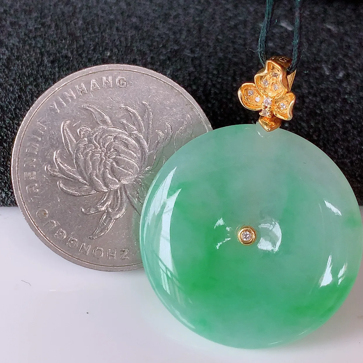 自然光实拍，18K金镶嵌水润翡翠平安扣吊坠，玉扣，冰润光泽，寓意平平安安，平安扣佩戴时尚漂亮！#00.20整体33*25.5*5.5裸石25.5*25.5