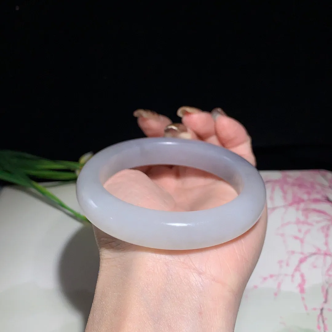 和田玉58.8圈口紫罗兰色手镯！白加紫色，玉质细腻油润 底色纯净 无裂无杂 脂粉好，品质好！