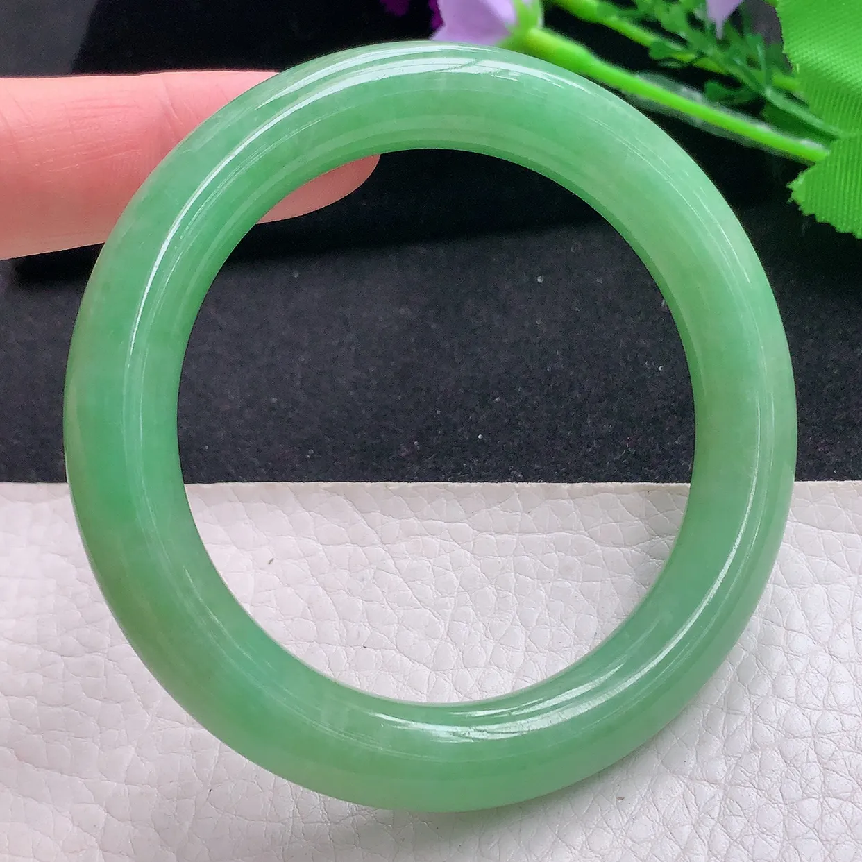 yh自然光56.5*10.6美人镯 翡翠玉手镯水润满绿圆条玉手环 美人镯