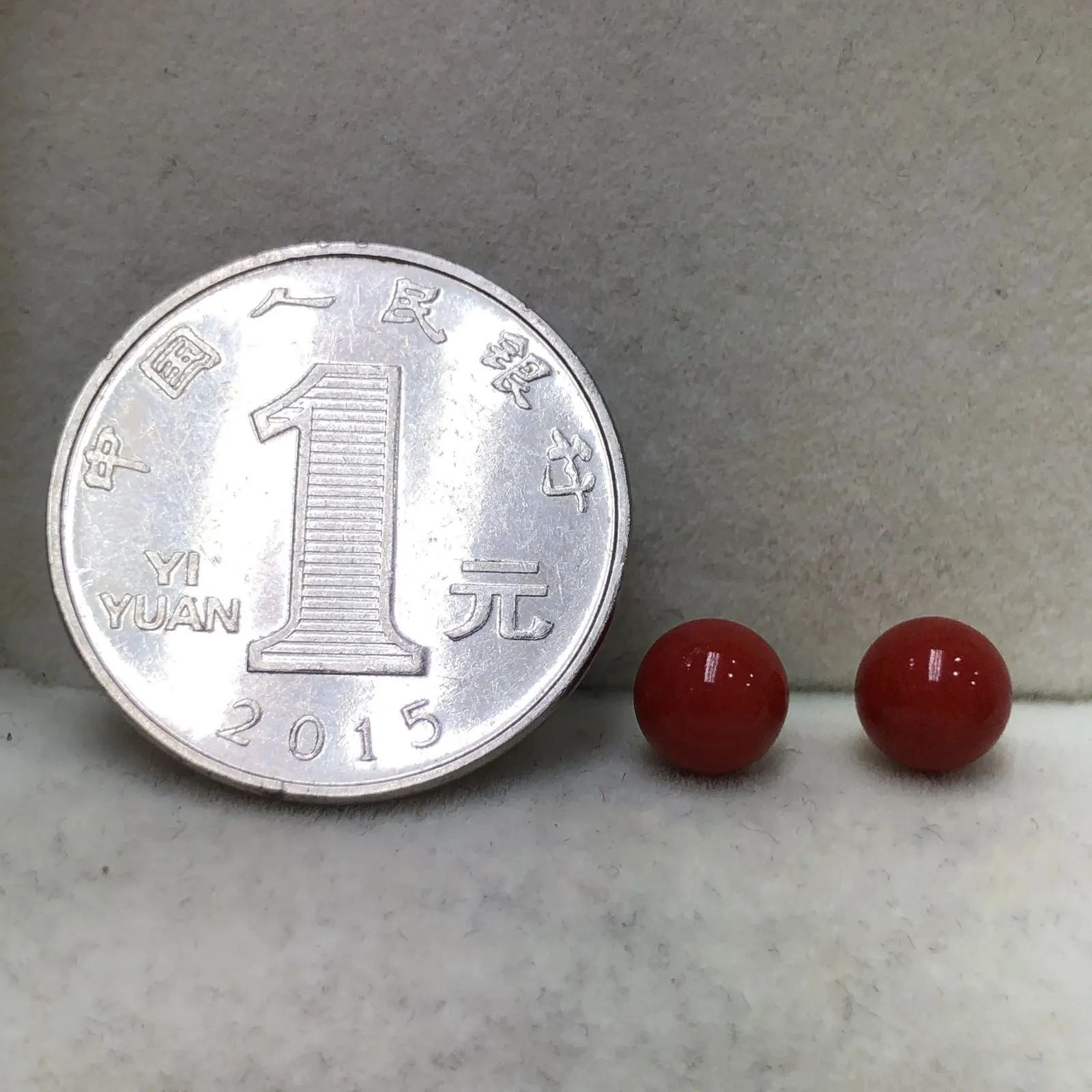 【天然深红珊瑚小7mm圆珠耳钉】天然无添加无优化，深红色，意大利沙丁材料！裸石尺寸6.7*6.7*6.7mm,18k金针，裸石重量约为0.9克。简单精致款！珊瑚材料稀少不可再生，通常说的“千年珊瑚万年的红”是它的真实写照！珊瑚自古被佛教视为珍宝，深海里千年生长的有生命宝石，有灵性，气场强大，佩戴者更有佛性，更有佛缘！