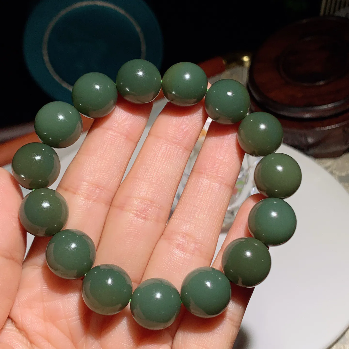 新疆和田玉塔青圆珠手串。单颗尺寸14重64.5克。玉质细腻油润。手推出油。佩戴高端典雅。lt251220