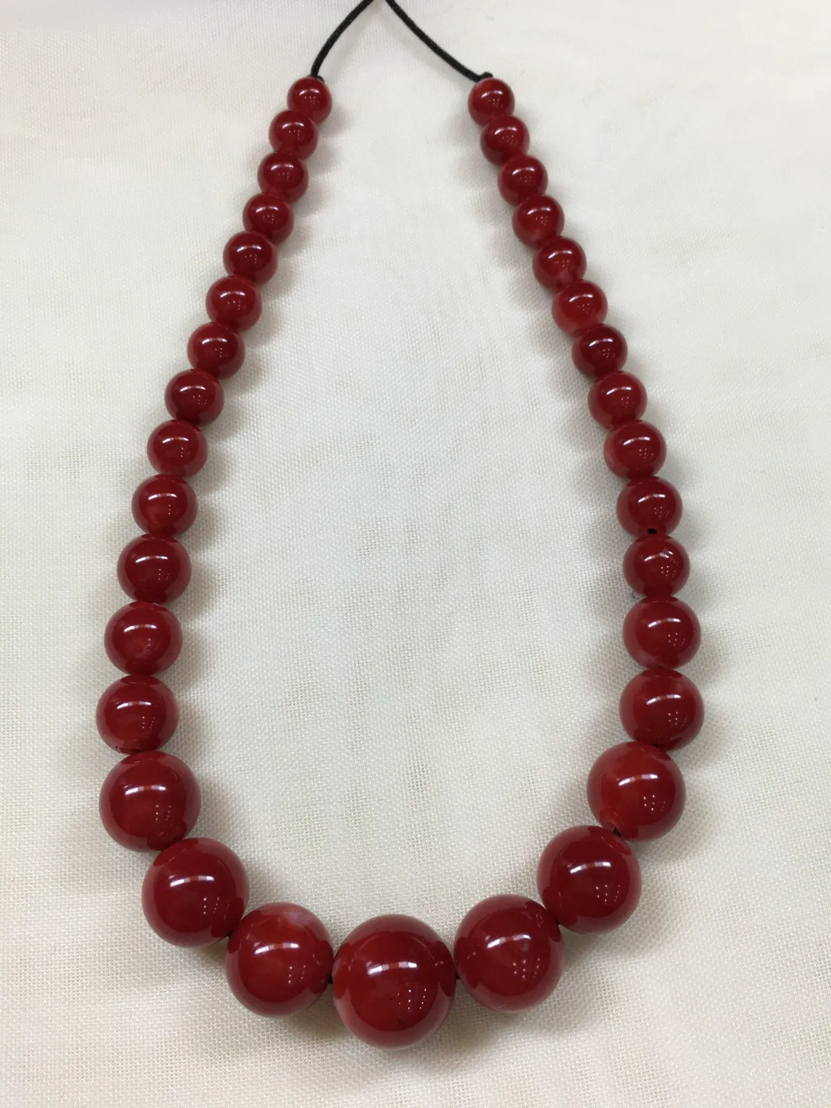 【天然日本阿卡红珊瑚10.3mm圆珠塔链款】难得高瓷度，整条少虫眼少白芯的阿卡圆珠。整条深红颜色，珠子直径10.3-5.3mm，每颗珠子均为天然的珊瑚，珊瑚自古就为佛教珍宝，深海千年有机宝石！收藏价值高、可传承！总重15.27克！追求品质者的福音！实物漂亮！