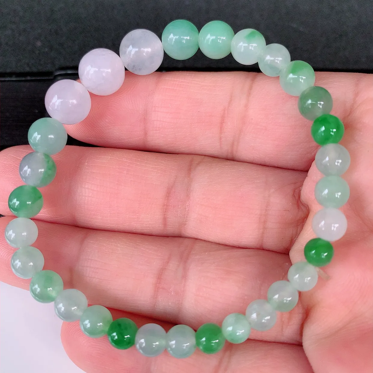 自然光实拍，冰种飘绿翡翠手串手链，种老水足，冰清玉润  颜色漂亮  #001.1取一尺寸9.6*5.8