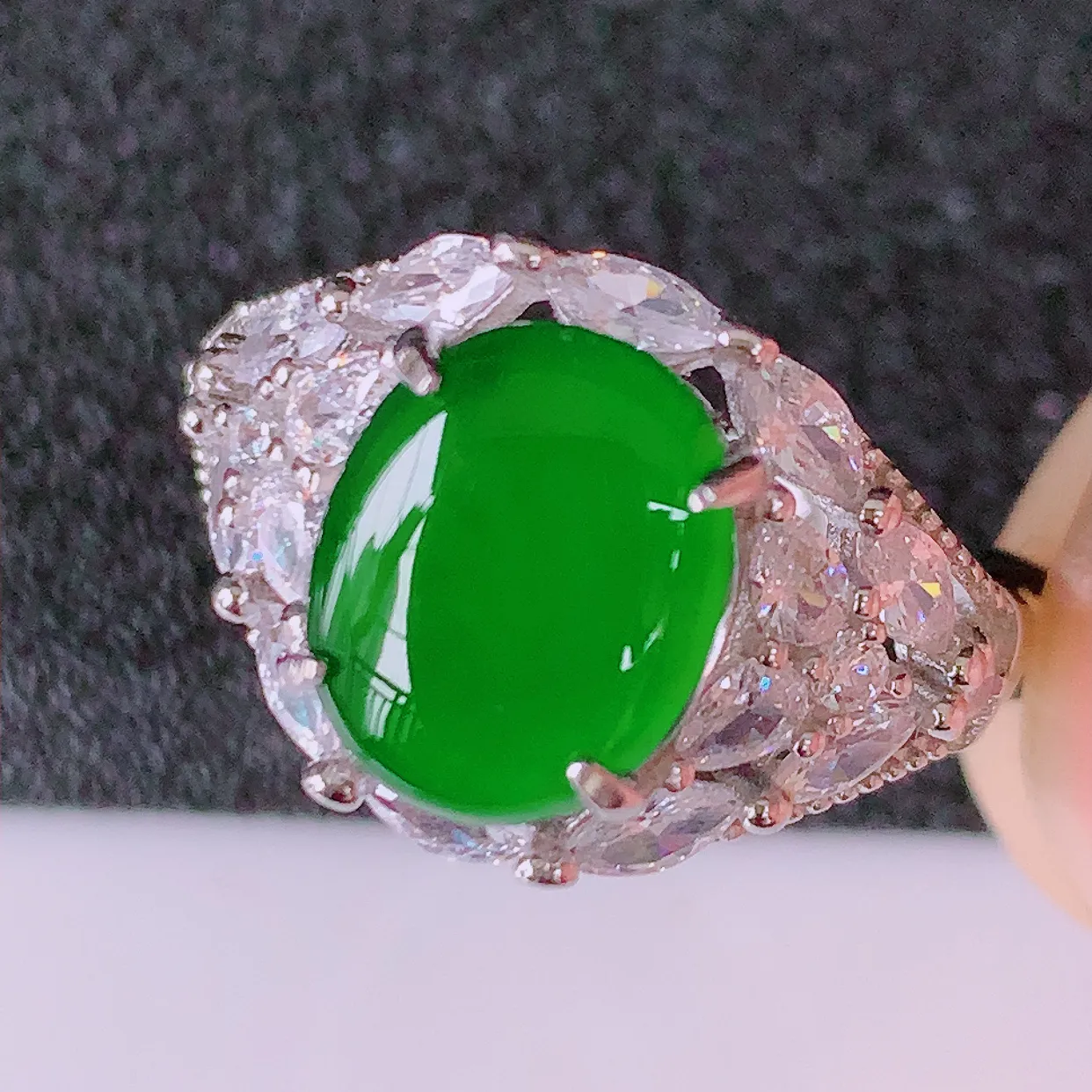 冰透满绿翡翠925银镶嵌戒指，自然光实拍，翠色灵动，颜色漂亮，种老水足，品相佳，佩戴佳品！#97.20（圈口可调大小）整体23*17*5.5裸石10/7.8