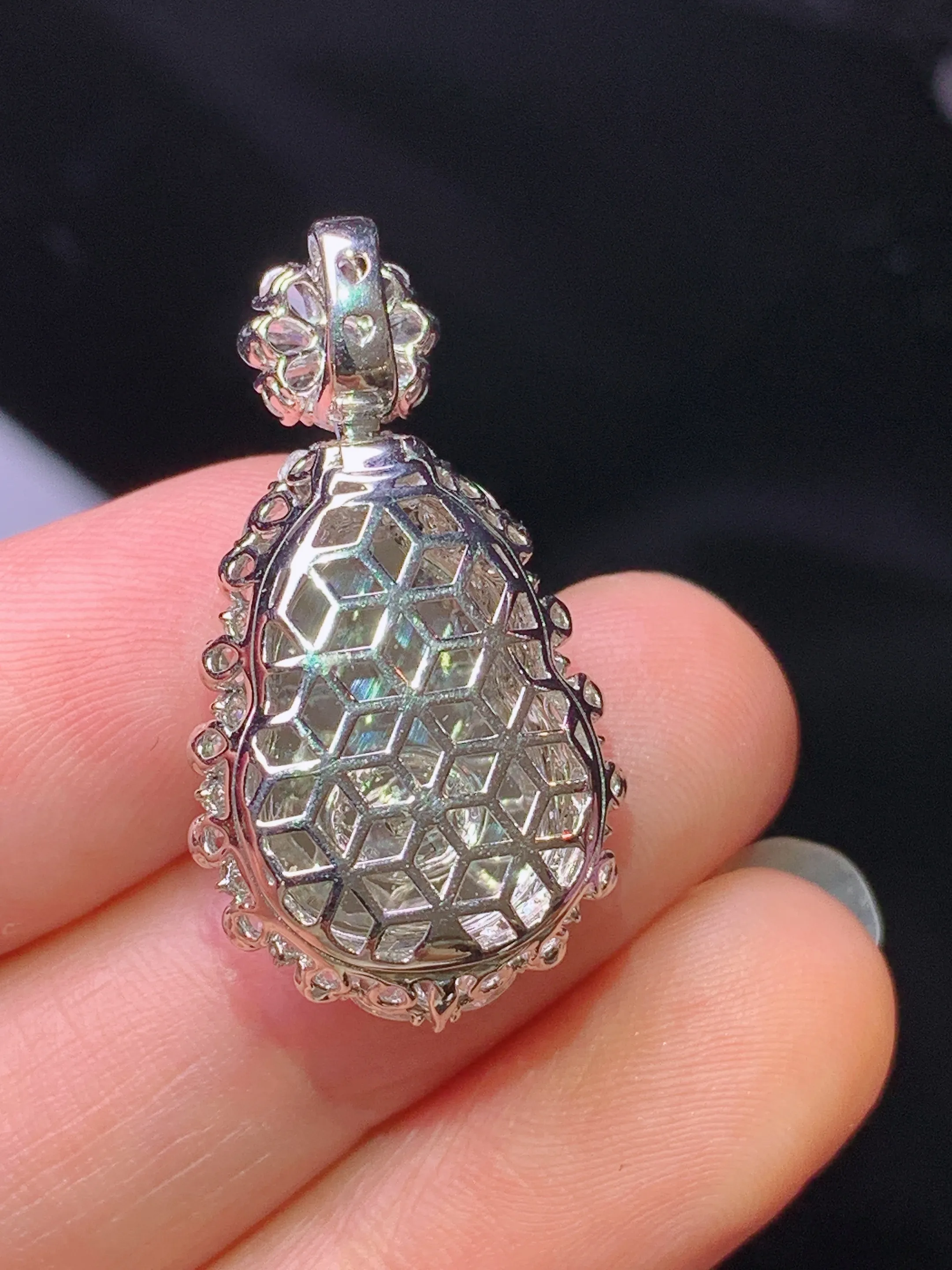 18k金钻镶嵌满绿葫芦吊坠 玉质细腻 色泽清新艳丽 整体尺寸29.8*16.2*9.6